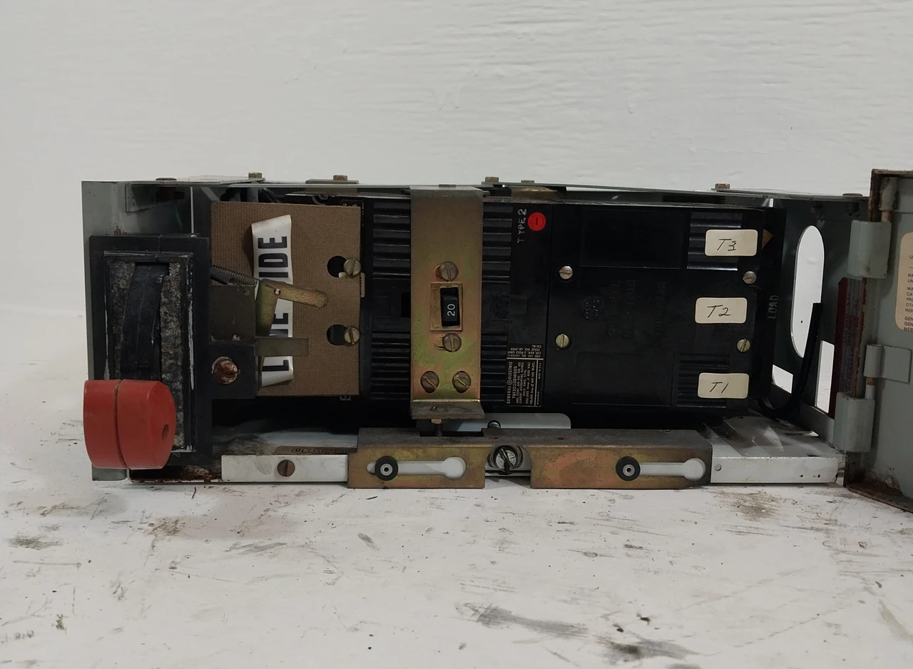 General Electric GE 8000 20A Breaker 6" MCC Feeder Bucket 20 Amp TRI-BREAK (BJ0226-1)