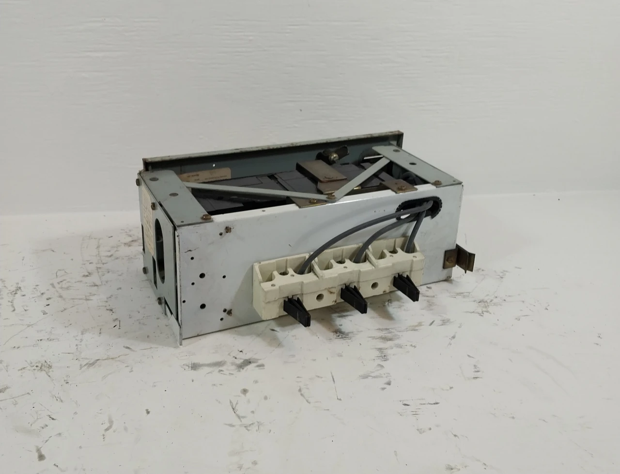 General Electric GE 8000 20A Breaker 6" MCC Feeder Bucket 20 Amp TRI-BREAK (BJ0226-1)