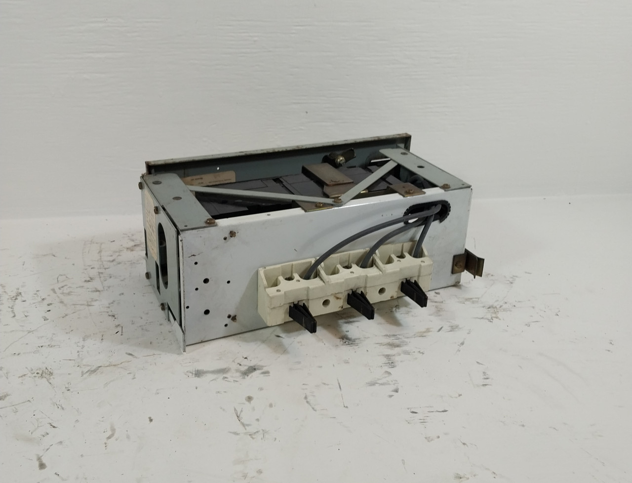 General Electric GE 8000 20A Breaker 6" MCC Feeder Bucket 20 Amp TRI-BREAK (BJ0226-1)