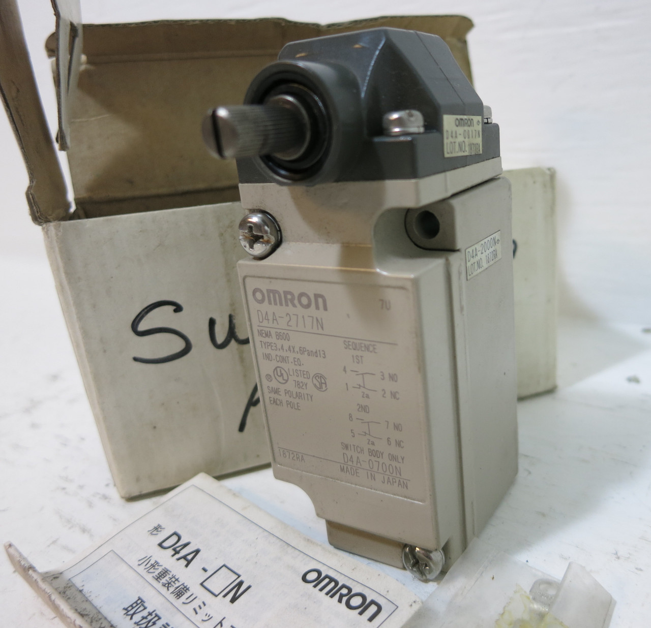 NEW Omron D4A-2717N Limit Switch B600 3,4,4X,6P,13 D4A-0700N Body D4A2717N (DW5090-1)