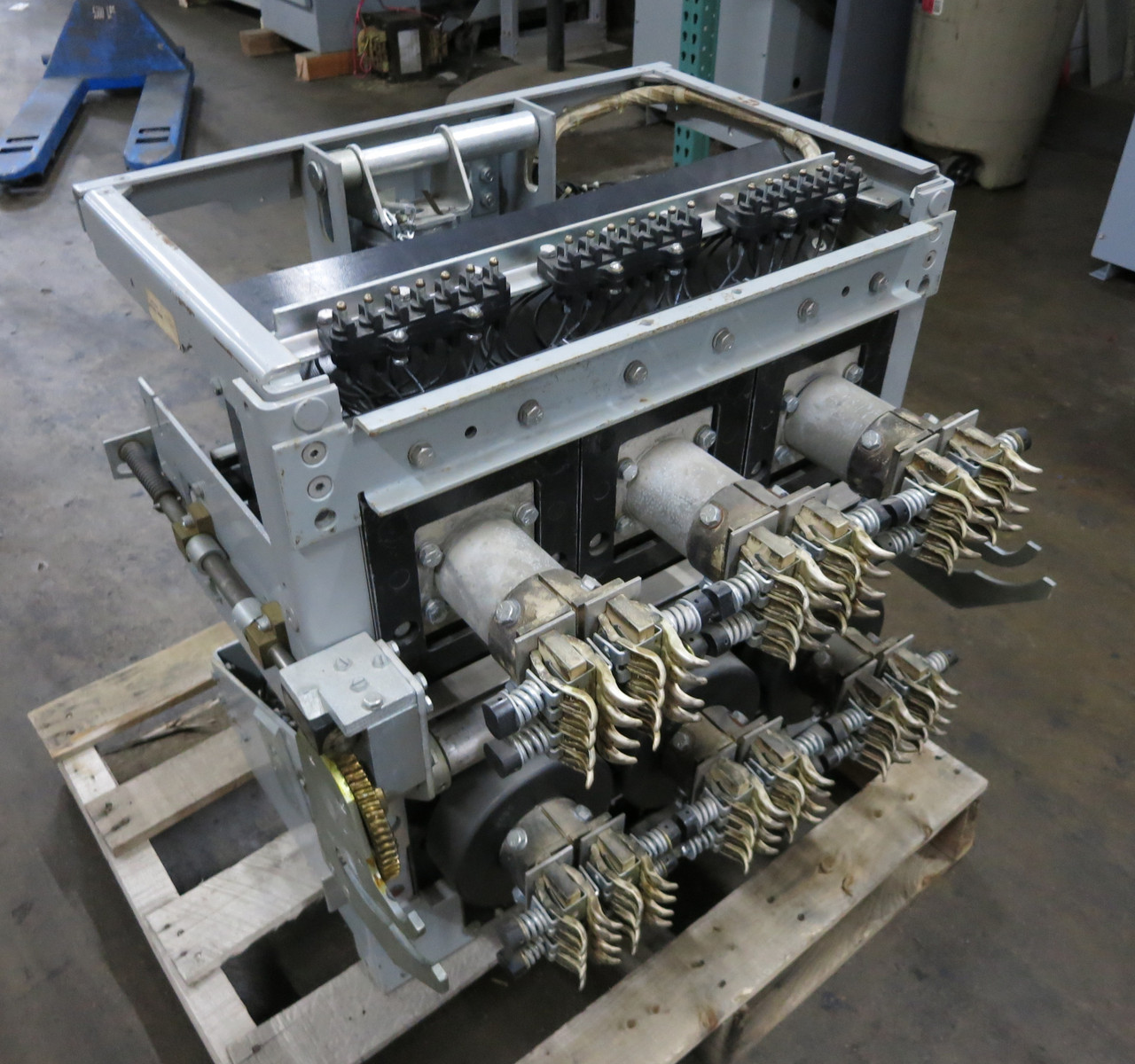 GE AKR-6D-75 3200A EO Circuit Breaker LSG Microversa Trip TA9VT32MGA3 3200 Amp (DW5225-2)