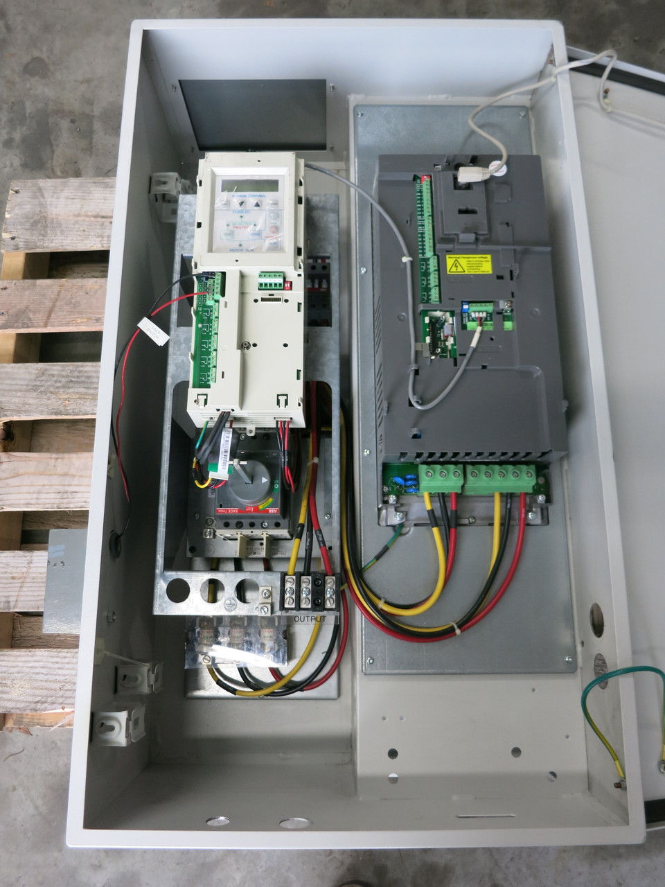 ABB ACH550-BCR-031A-4 20 HP AC VS Drive 3PH 480V ACH-550 ACH550BCR031A4 20HP (DW5229-1)