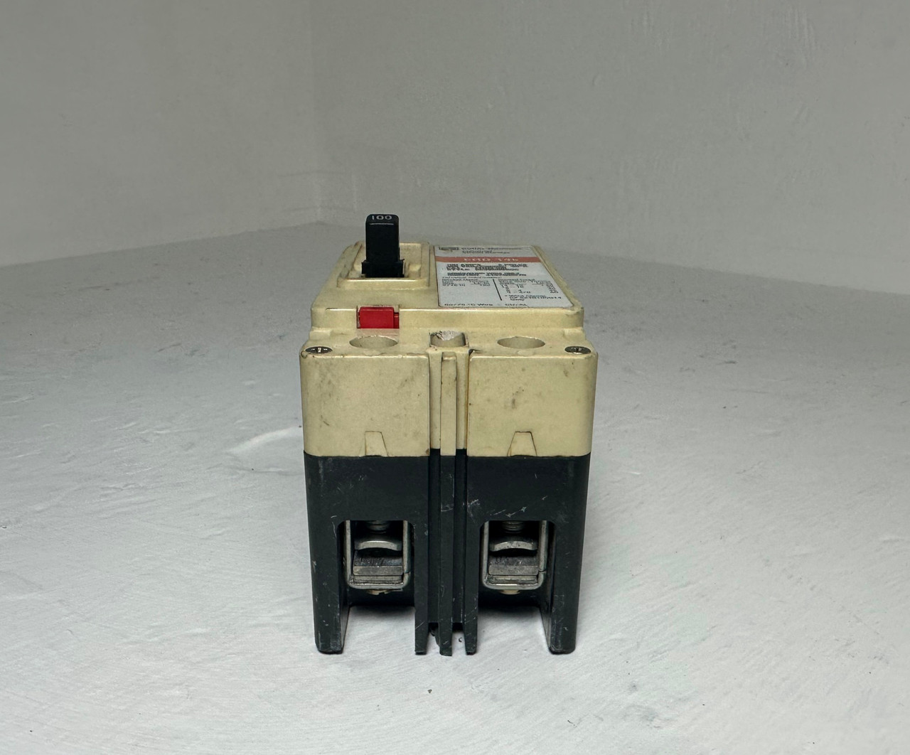 Cutler Hammer EHD2100 100A Circuit Breaker Glossy Red 2 Pole 480 VAC 100 Amp 2P (EM4702-1)