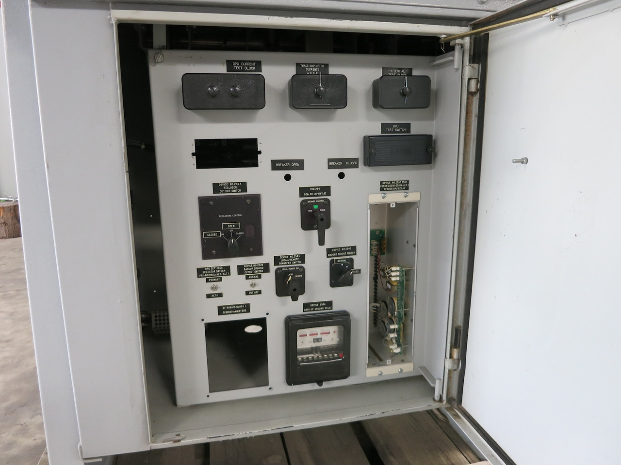 Westinghouse Type R4 1200A 15.5 kV Vacuum Circuit Breaker 1200 Amp 15kV R (DW5427-1)