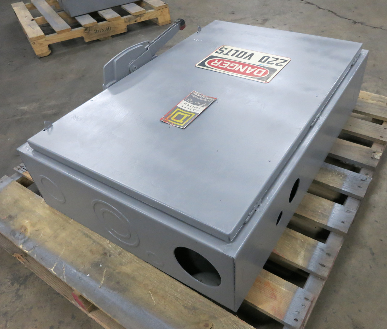 Square D H325N 400A 240V Fusible Safety Switch Disconnect 400 Amp H325-N C1 (DW5587-1)