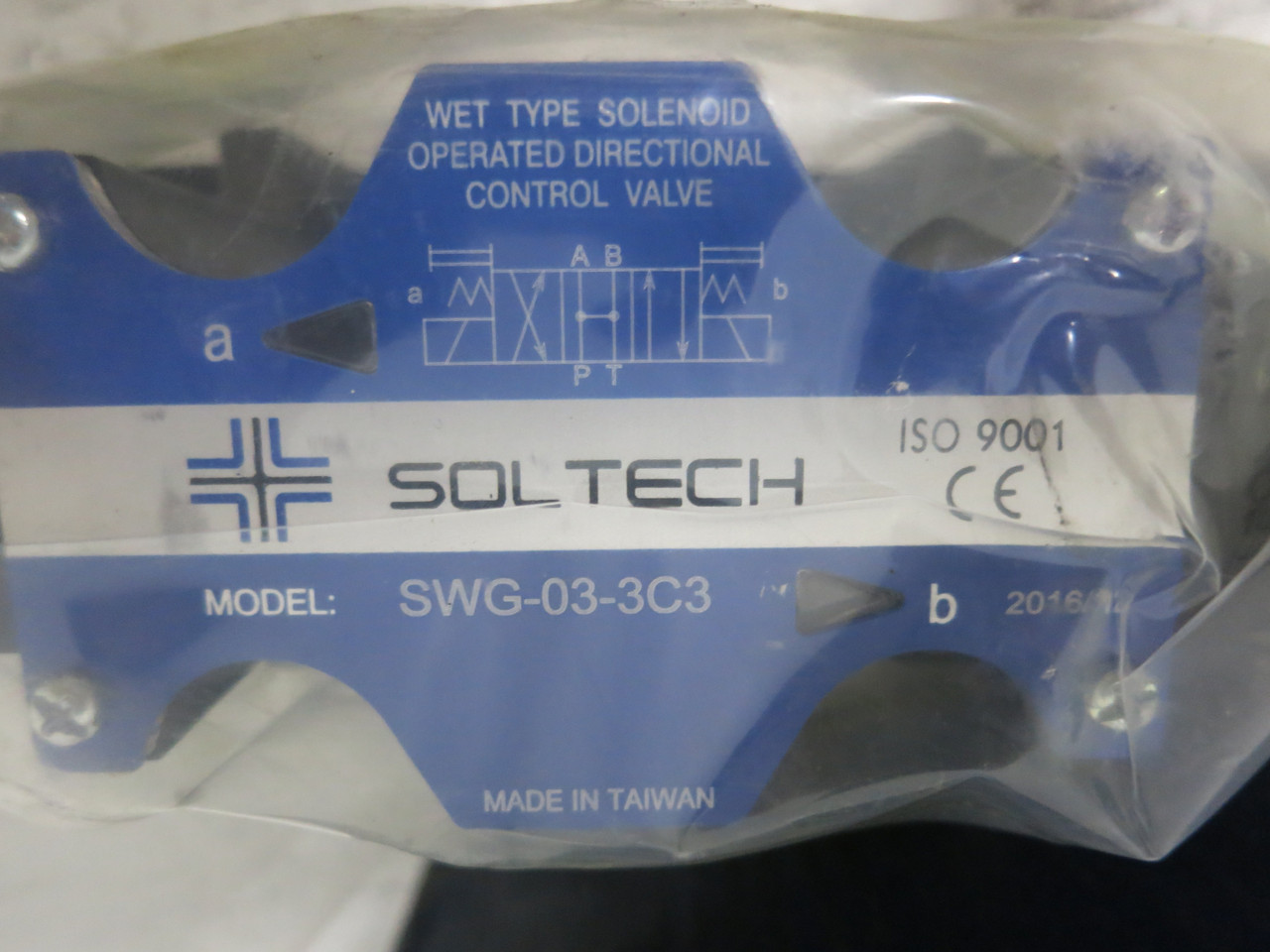 NEW Soltech SWG-03-3C3-A220 Directional Control Valve Solenoid Operated (DW5591-1)