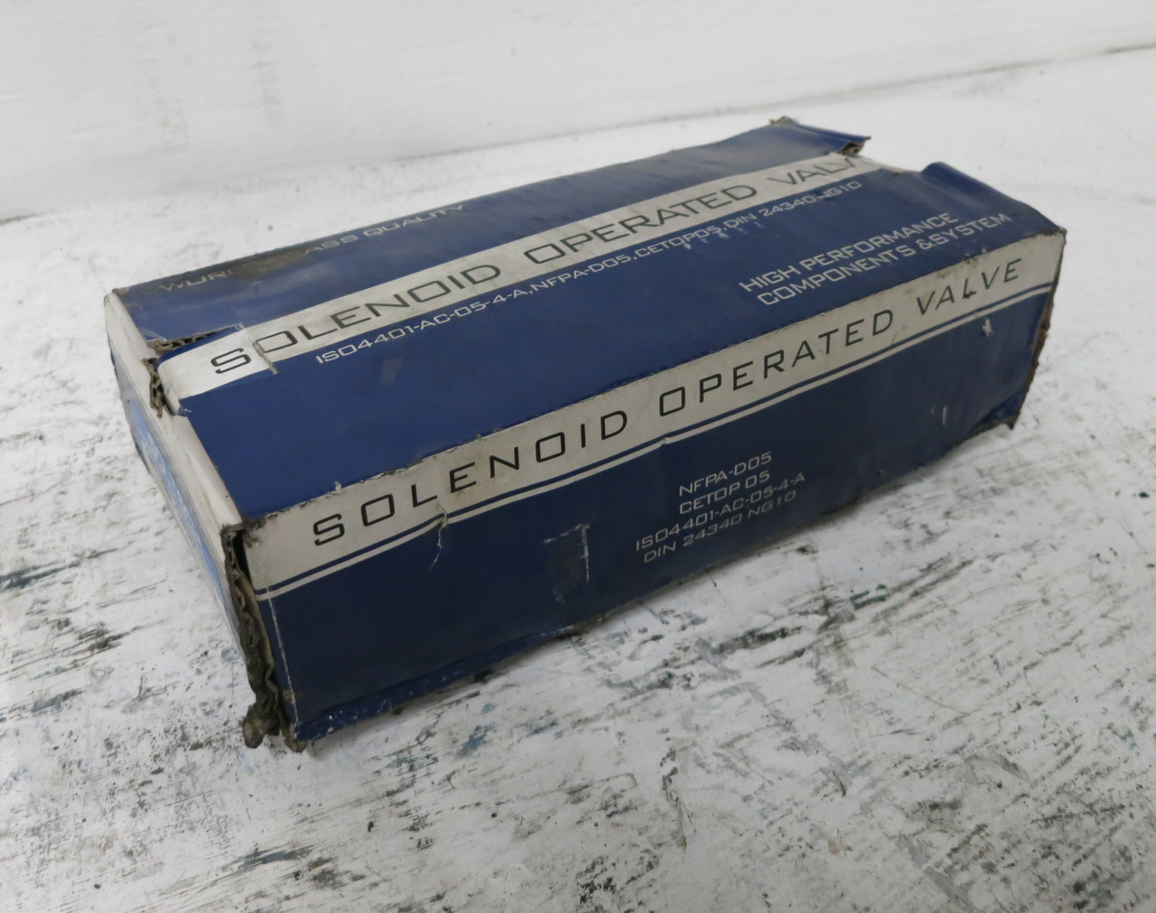 NEW Soltech SWG-03-3C3-A220 Directional Control Valve Solenoid Operated (DW5591-1)