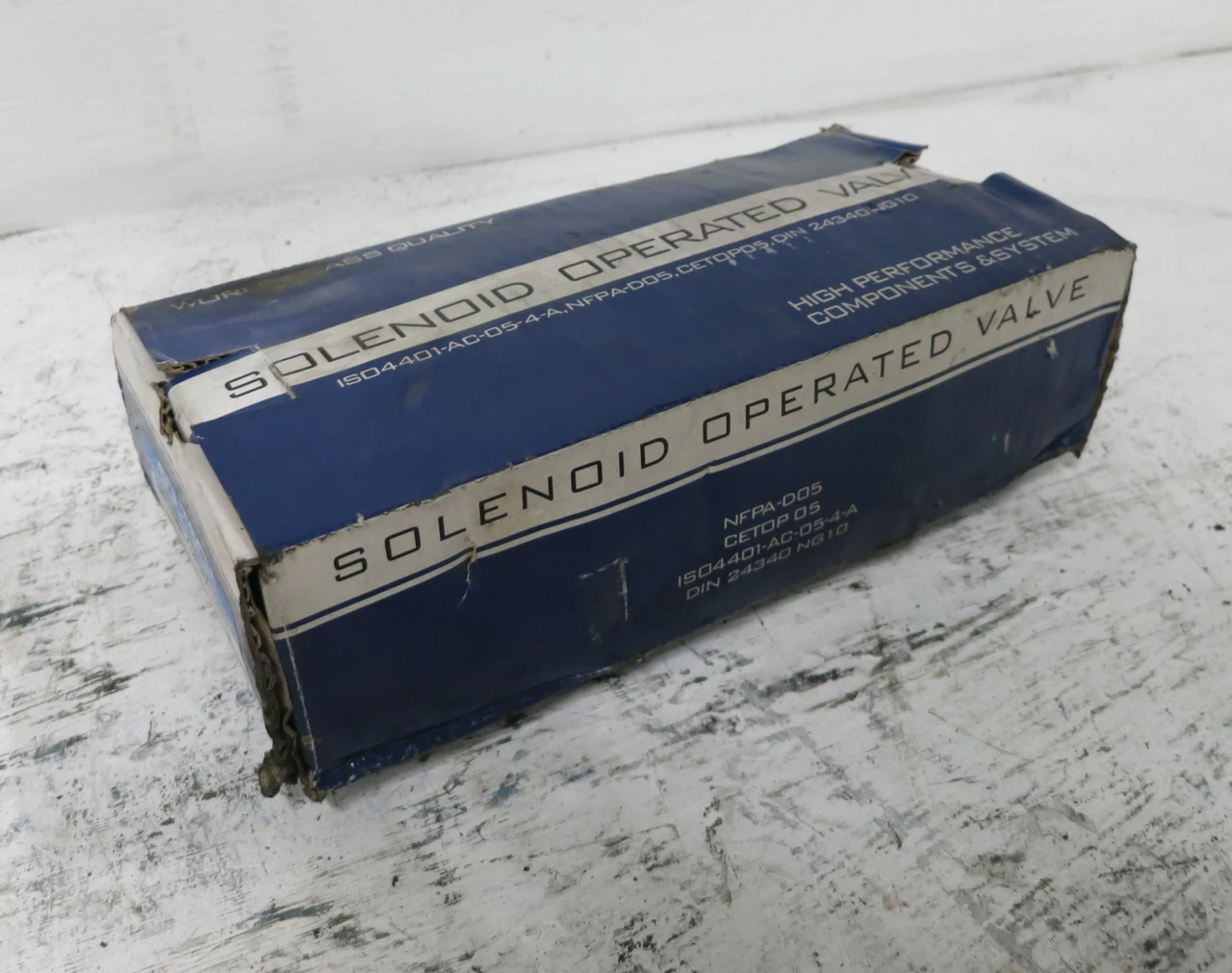 NEW Soltech SWG-03-3C3-A220 Directional Control Valve Solenoid Operated (DW5591-1)