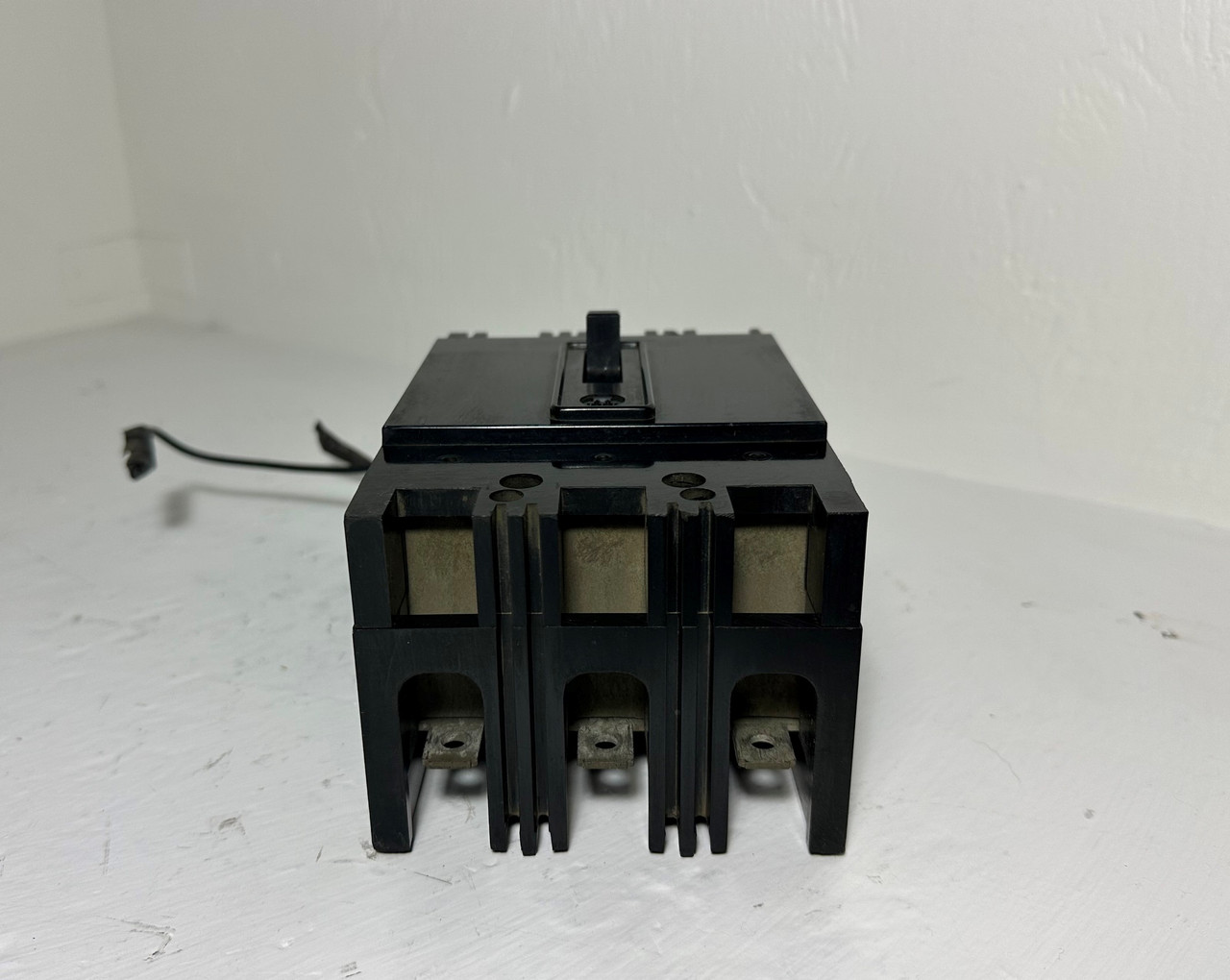 Westinghouse FA3015 15A AB De-Ion Circuit Breaker w/ Aux 600V 3P 37E9975 15 Amp (EM4871-1)