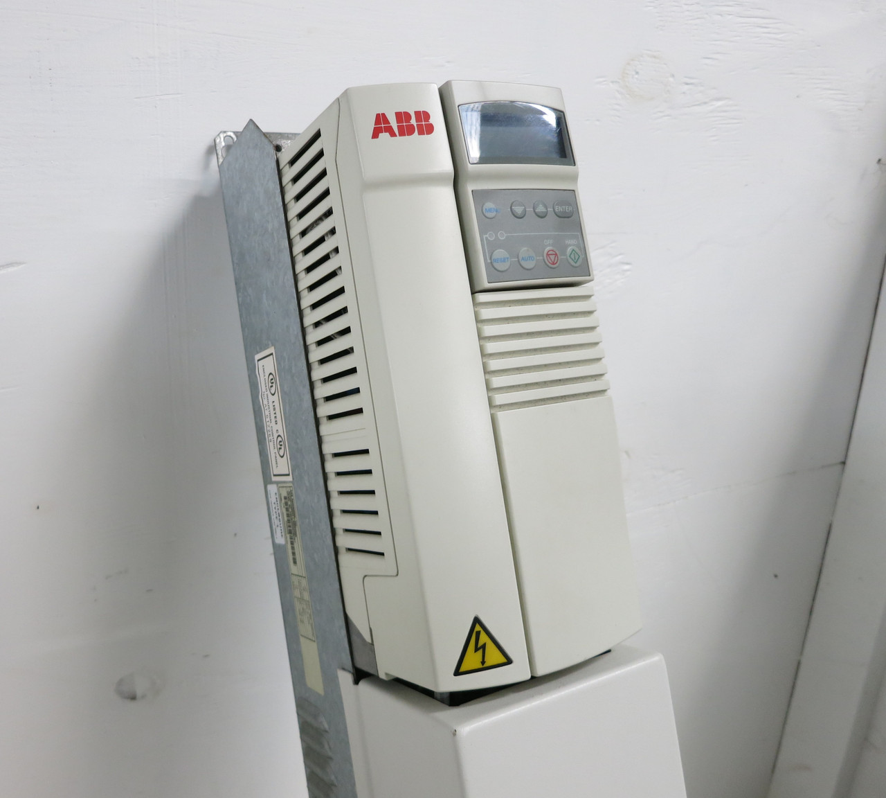 ABB ACH400 ACH401600632+A0DE0000 7.5HP 3PH 480V AC VS Drive 7.5 HP ACH401-600632 (DW5732-1)