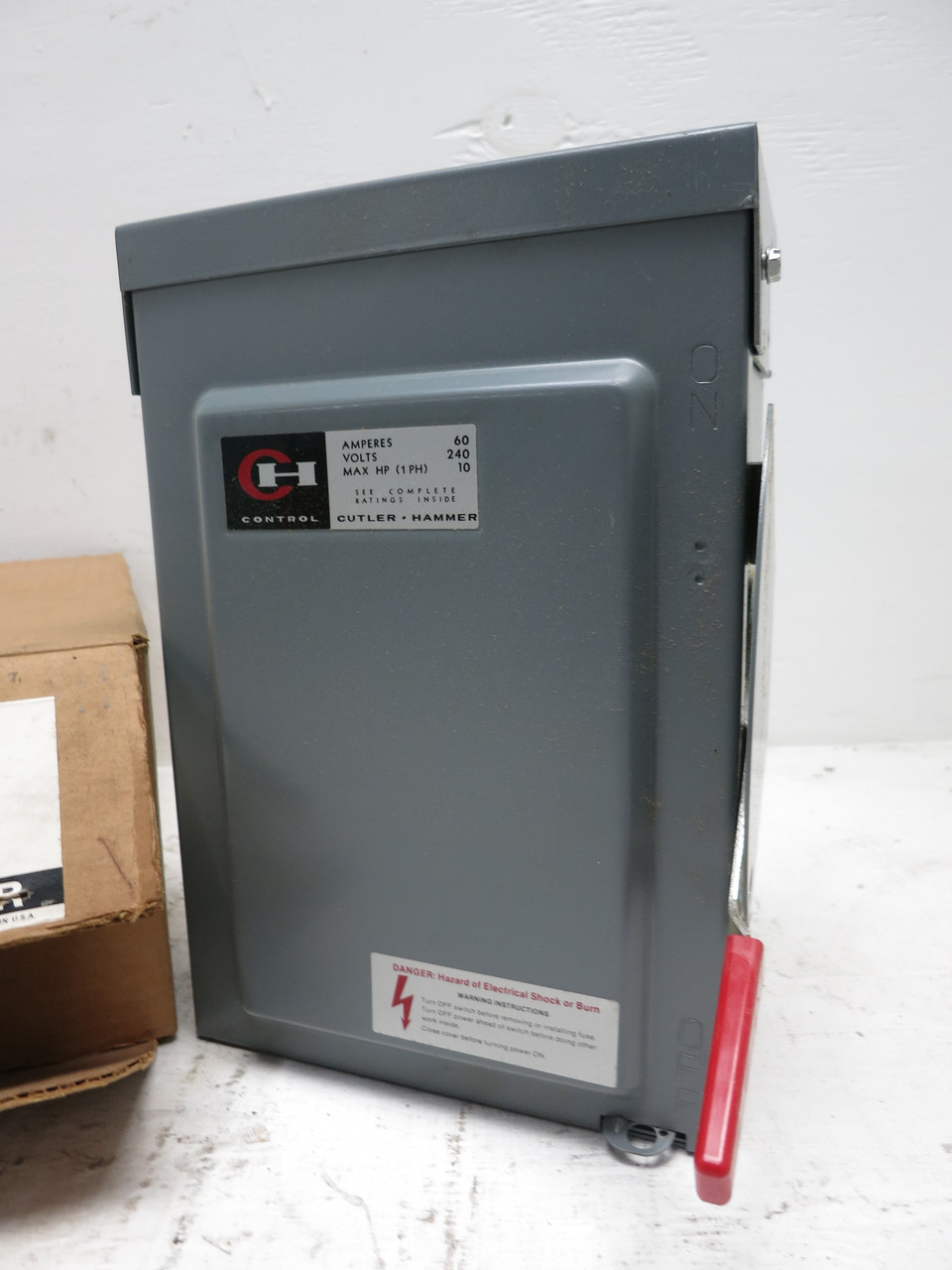 NEW Cutler Hammer DG222NR 60A 240V Fusible Safety Switch Disconnect 1PH 2P 3R (DW5849-1)