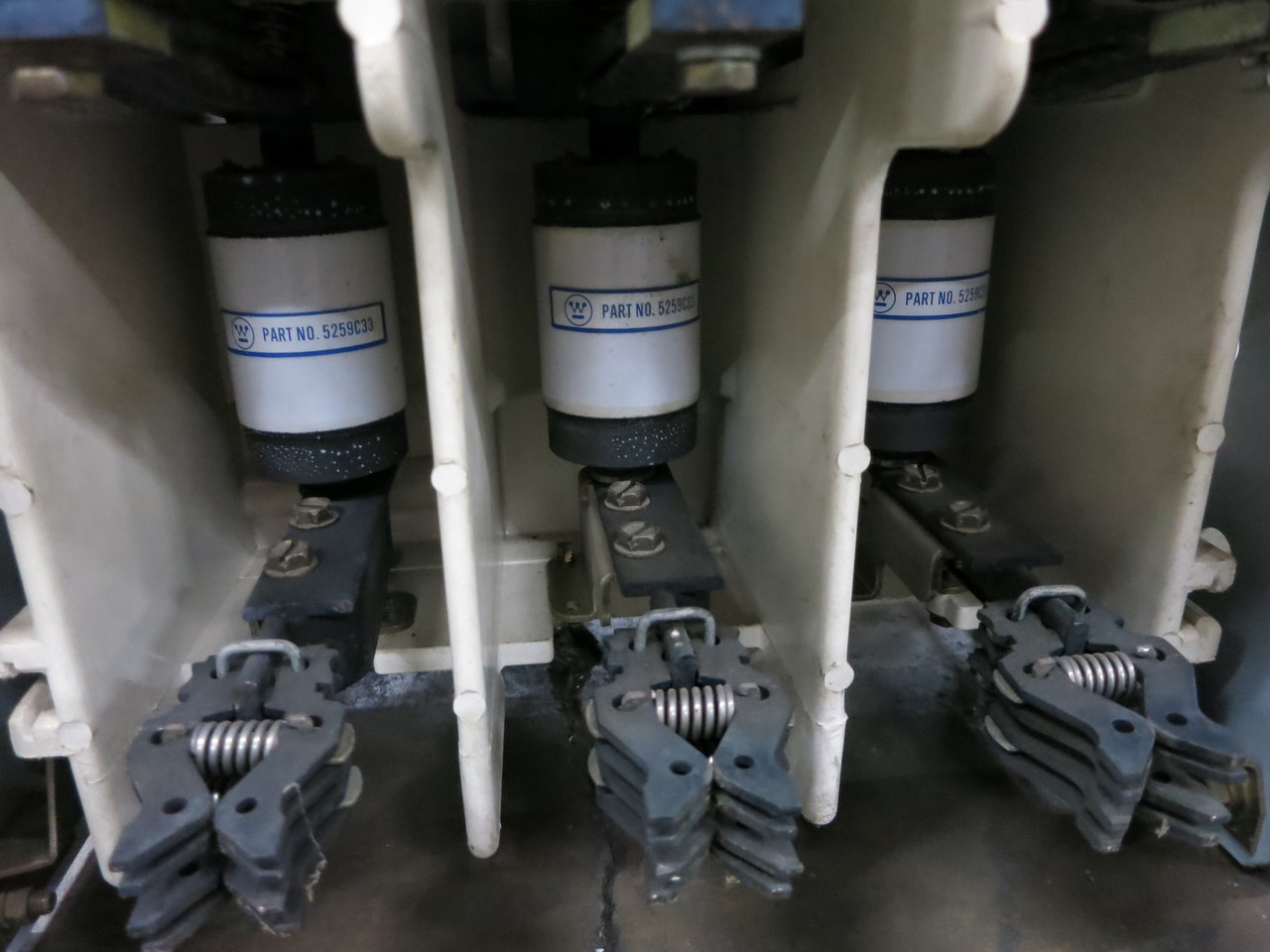 Cutler Hammer SJA50VW430 360A 7200V Vacuum Contactor Ampgard 2197A01G03 7.2kV (DW5936-3)