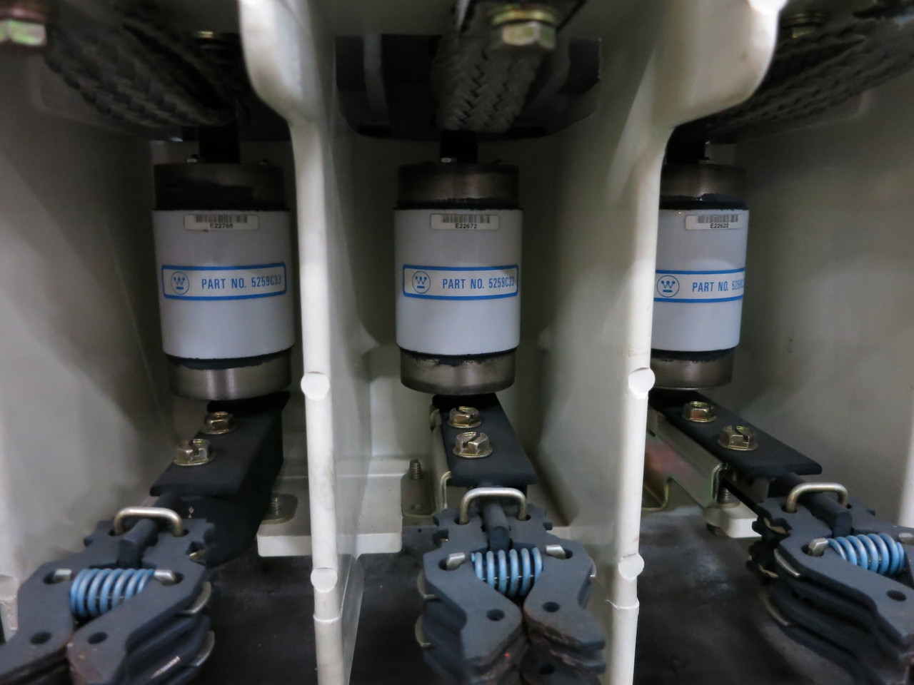 Cutler Hammer SJA50VW430 360A 7200V Vacuum Contactor Ampgard VMAN3FN4G1-T1 7.2kV (DW5935-2)