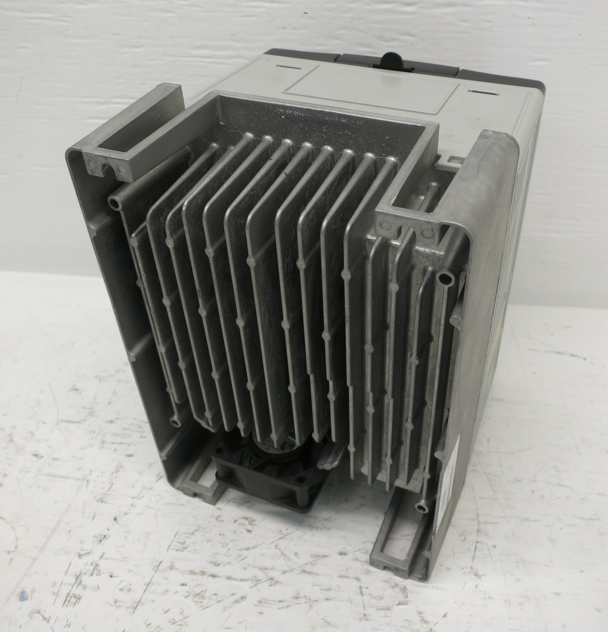 Allen Bradley 20AD8P0A0AYNNNNN 5 HP PowerFlex 70 AC VS Drive 480V 5HP 8A (DW6063-1)