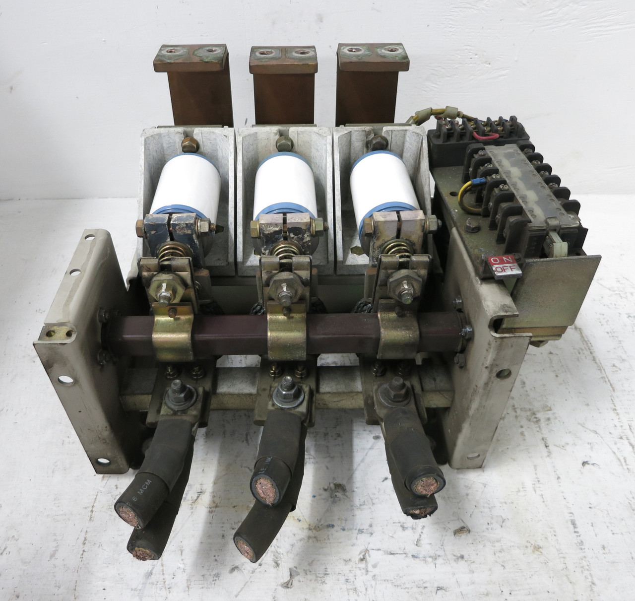 Toshiba CV212-JATU 600A 1500V 3PH Vacuum Contactor 90VDC Coil 600 Amp (DW6073-2)