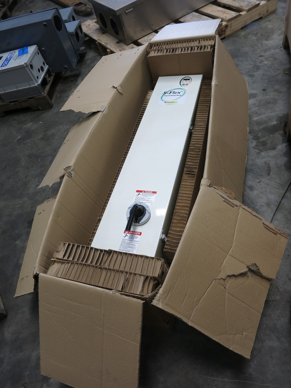 NEW Square D ATV212 S-Flex VS Drive Controller 2 HP Enclosed SFD212DG4W VFD 460V (DW6093-1)