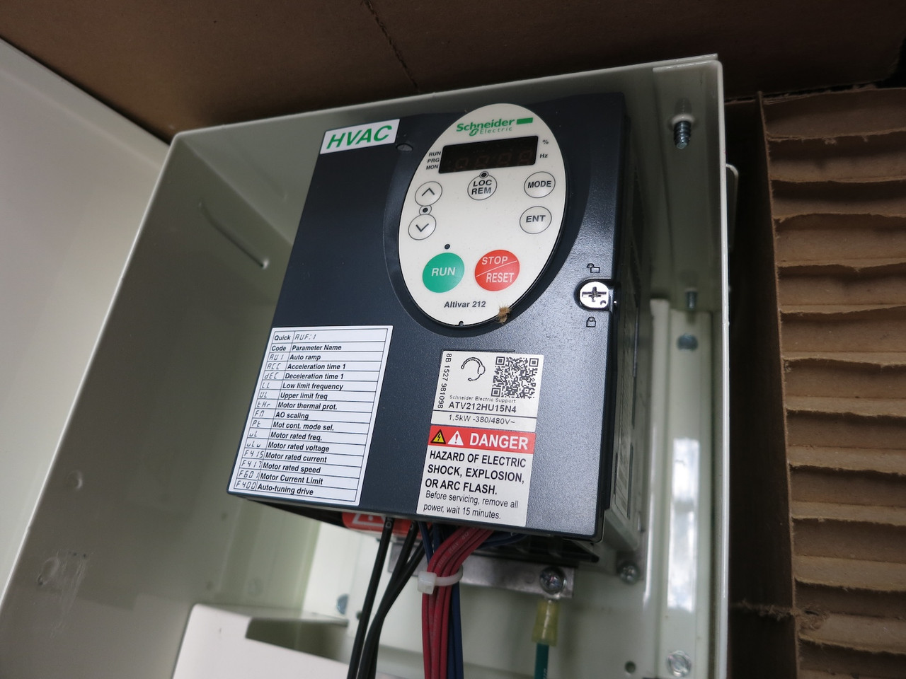 NEW Square D ATV212 S-Flex VS Drive Controller 2 HP Enclosed SFD212DG4W VFD 460V (DW6093-1)