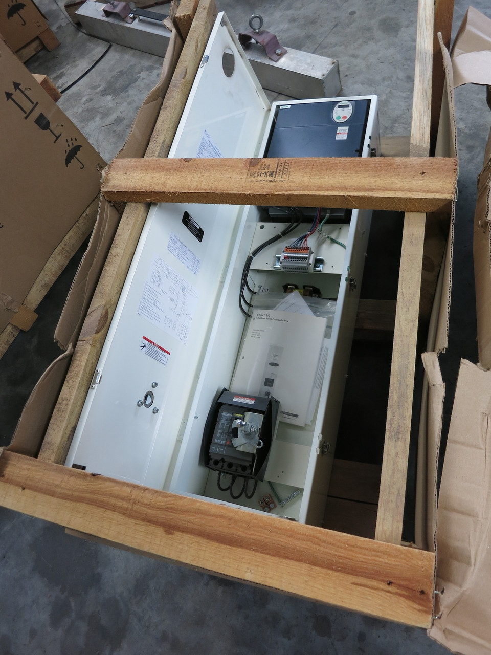 NEW Square D ATV212 S-Flex VS Drive Controller 20 HP Enclosed SFD212KG4W VFD 460 (DW6092-3)