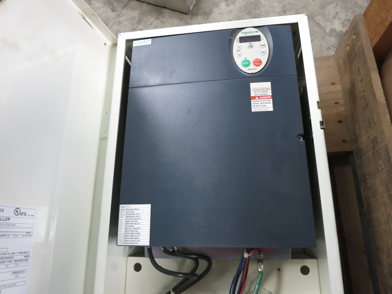 NEW Square D ATV212 S-Flex VS Drive Controller 20 HP Enclosed SFD212KG4W VFD 460 (DW6092-3)