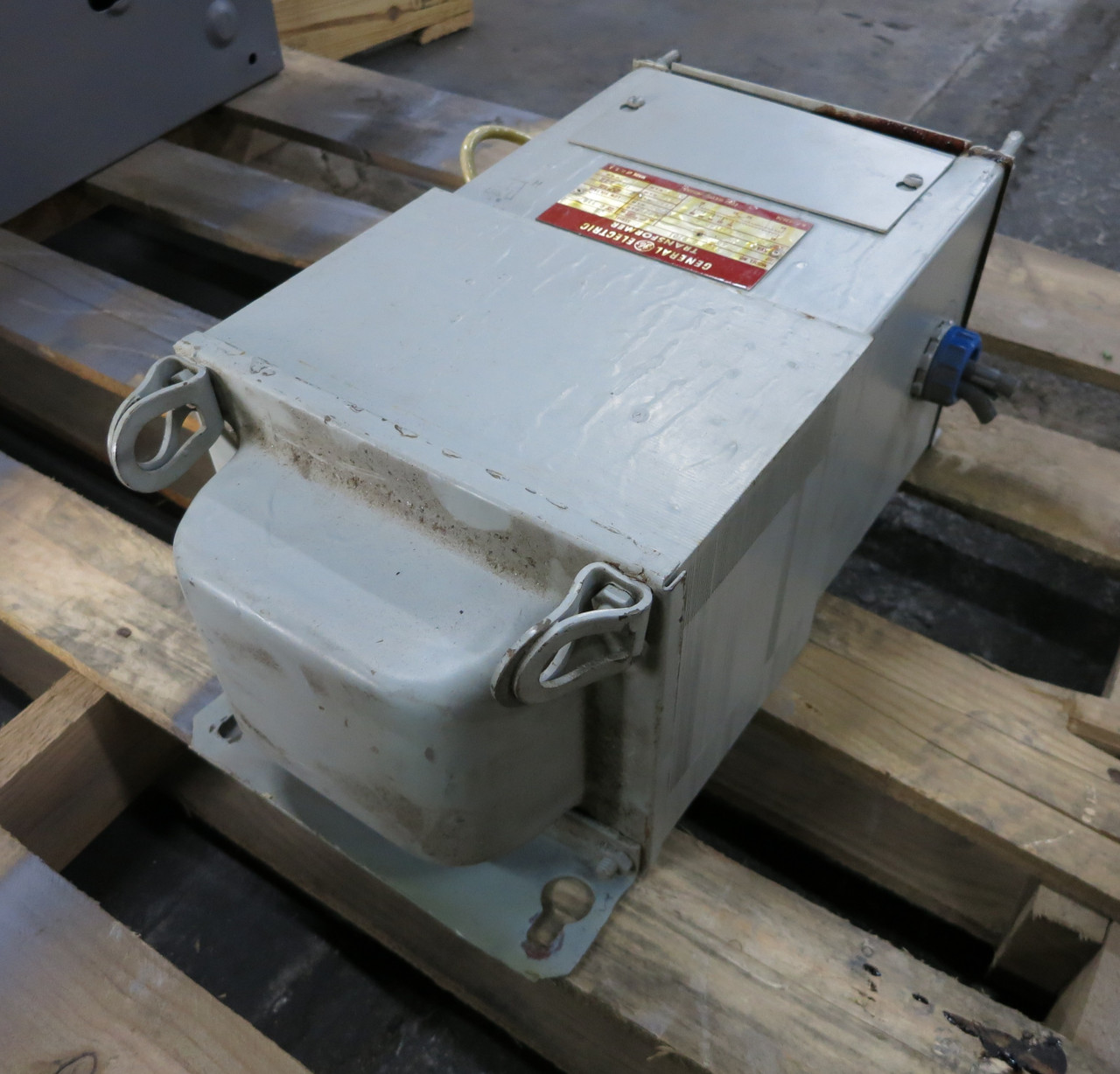 GE 5 kVA 2400 to 240/120 V 1PH Transformer 9T25B9701 Single Phase 2400V 240V (DW6112-1)
