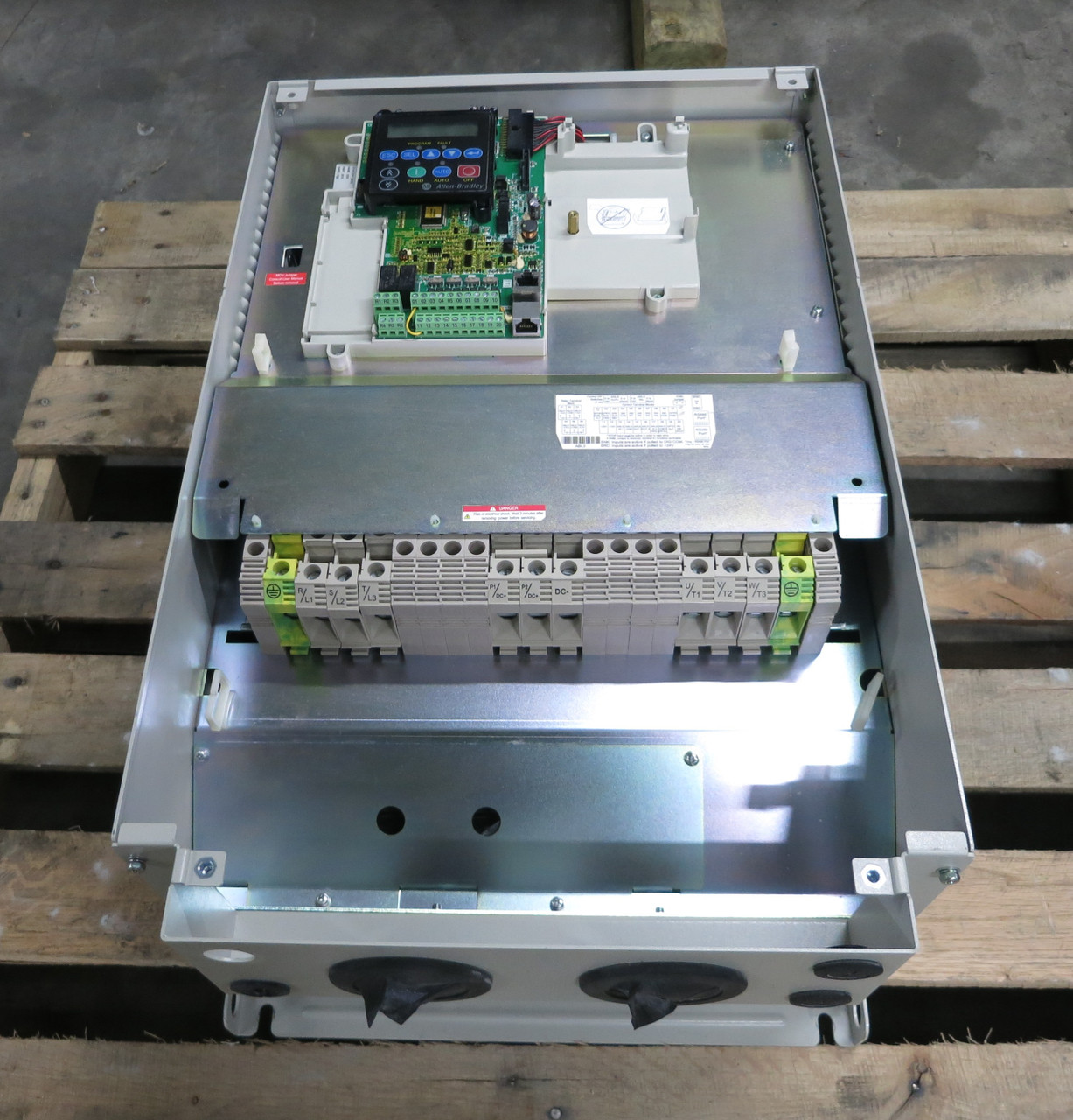 Allen Bradley 22C-D072A103 Ser B 50 HP PowerFlex 400 VS Drive 480V 72A (DW6228-1)