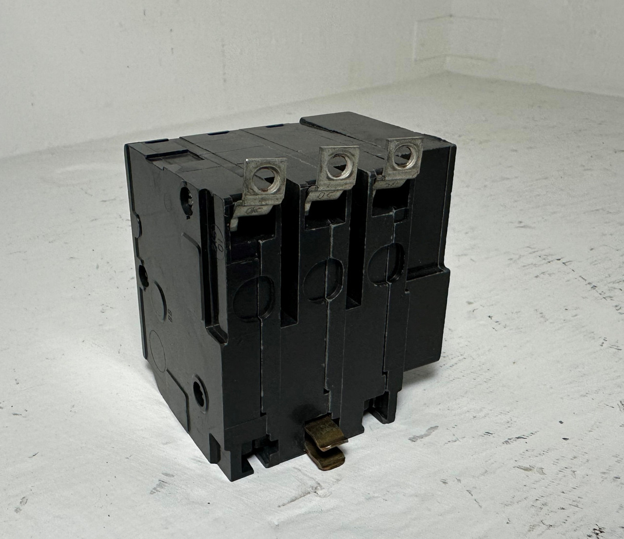 Square D QOB3301021 30A Circuit Breaker w/ Shunt Trip 240 VAC QOB 3 Pole 30 Amp (EM5095-26)
