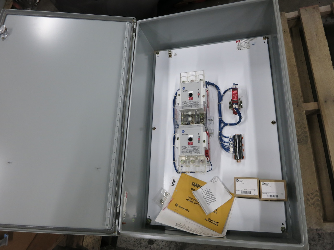 NEW Allen Bradley 1000-M/A82746 100-D110 Reversing Contactor Enclosed Type 12 (DW6316-1)