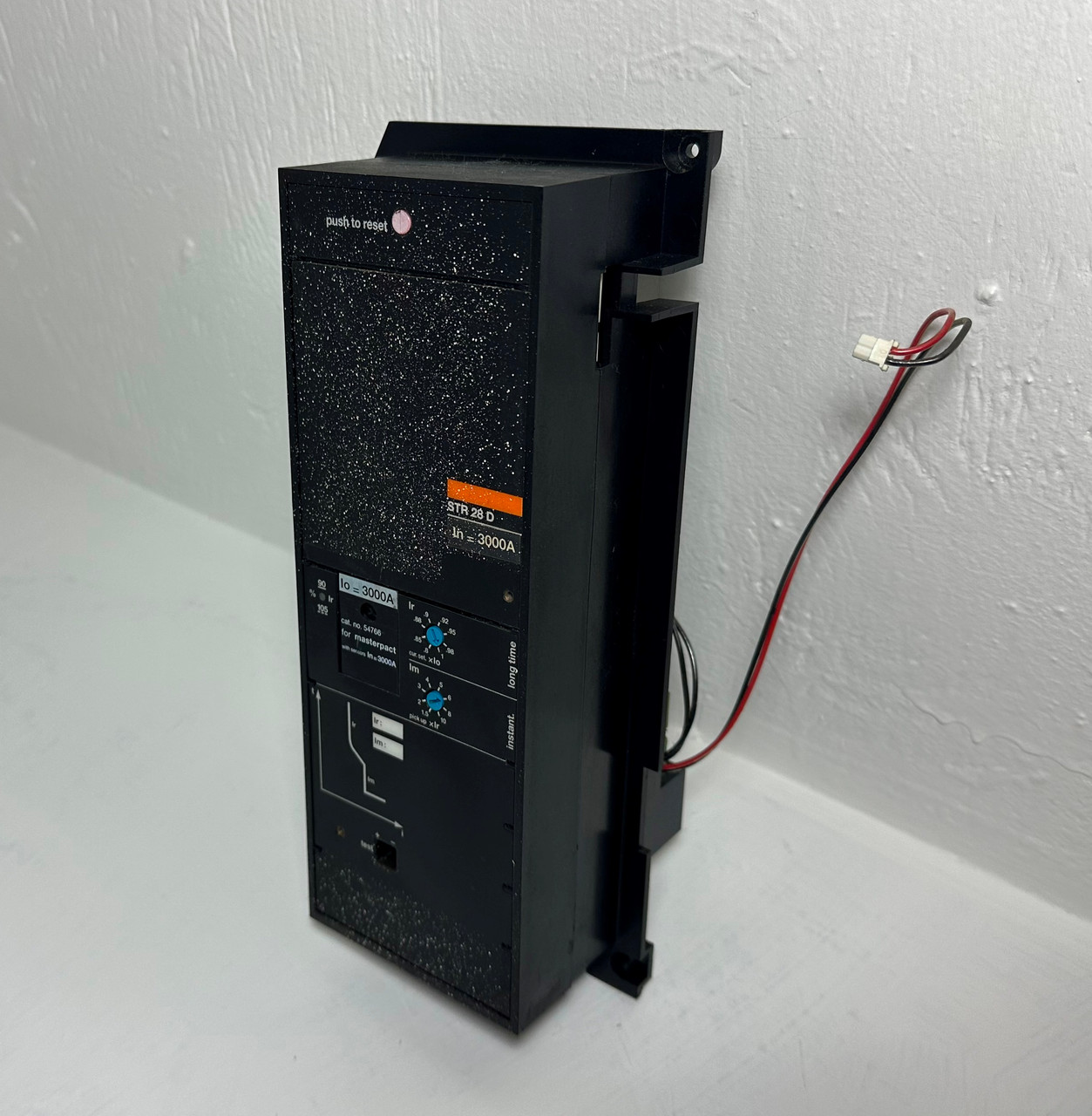 Merlin Gerin STR 28 D 3000A MasterPact Breaker LI Trip Unit w/ 54766 Plug STR28D (EM5131-1)