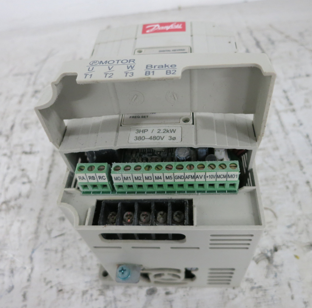 Danfoss VLT-Micro 176F7314 3 HP AC VS Drive 2.2 kW 480V 3PH 3.8 kVA 5A (DW6503-1)