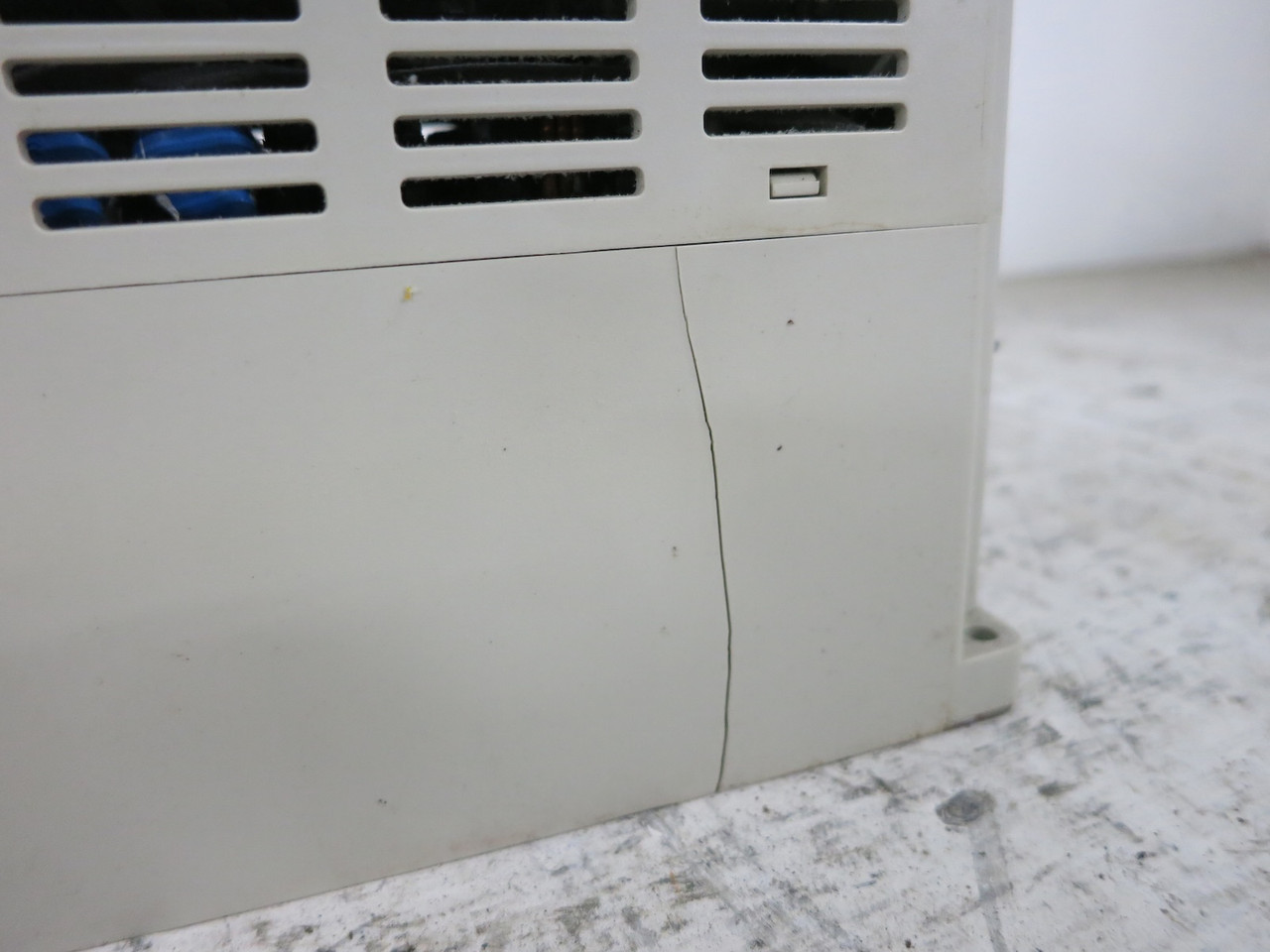 Danfoss VLT-Micro 176F7314 3 HP AC VS Drive 2.2 kW 480V 3PH 3.8 kVA 5A (DW6503-1)