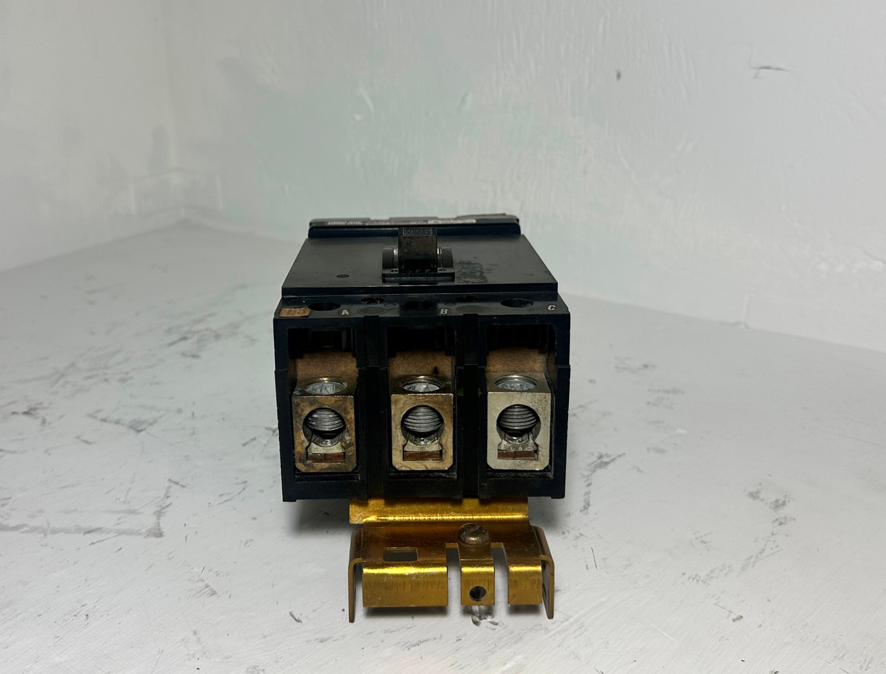 Square D I-Line Q232225 225A Circuit Breaker Black 240V 3P Type Q2-32225 225 Amp (EM5245-1)