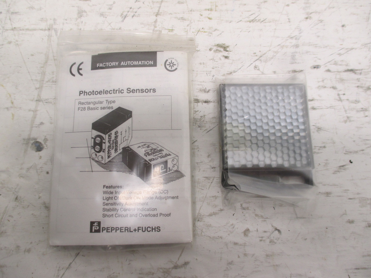 NEW Pepperl+Fuchs OBS2000-F28-E5 Photoelectric Switch Y85044 10-30V 300mA NIB (AH0132-6)