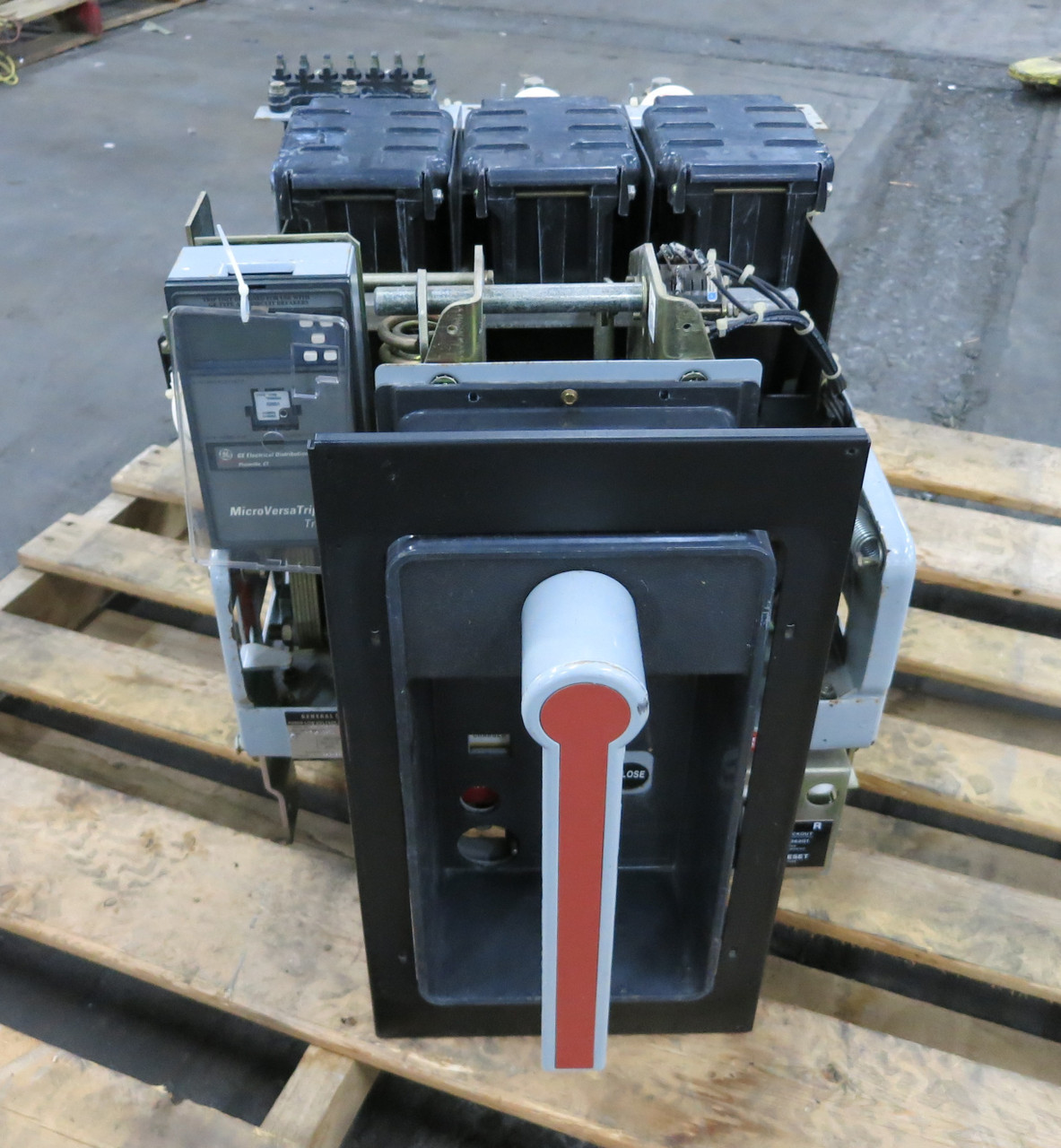GE AKRU-10D-30 800A Fused Air Circuit Breaker LSI Trip Unit A208LSIM 800 Amp MO (DW6658-2)