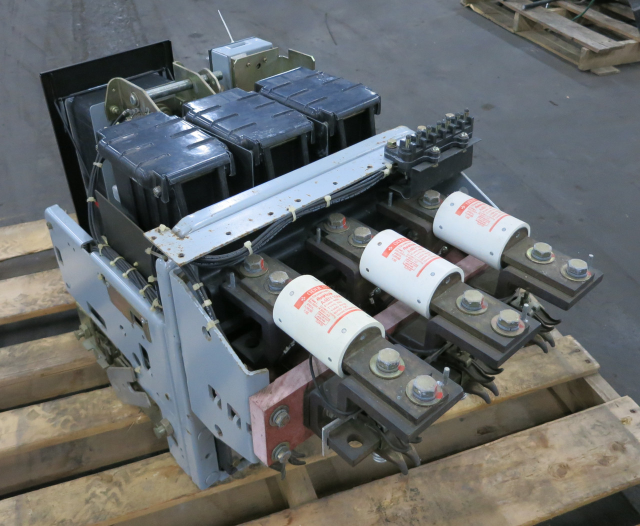 GE AKRU-10D-30 800A Fused Air Circuit Breaker LSI Trip Unit A208LSIM 800 Amp MO (DW6658-2)