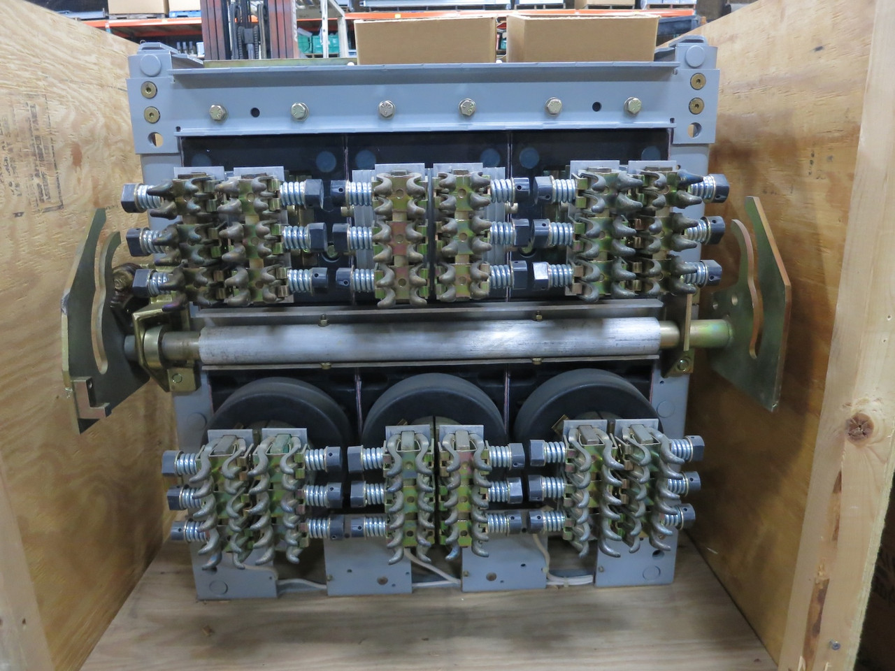NEW GE AKR-10D-100 4000A Air Breaker LSI MicroVersaTrip PM A440LSIPM 4000 Amp MO (DW6729-1)