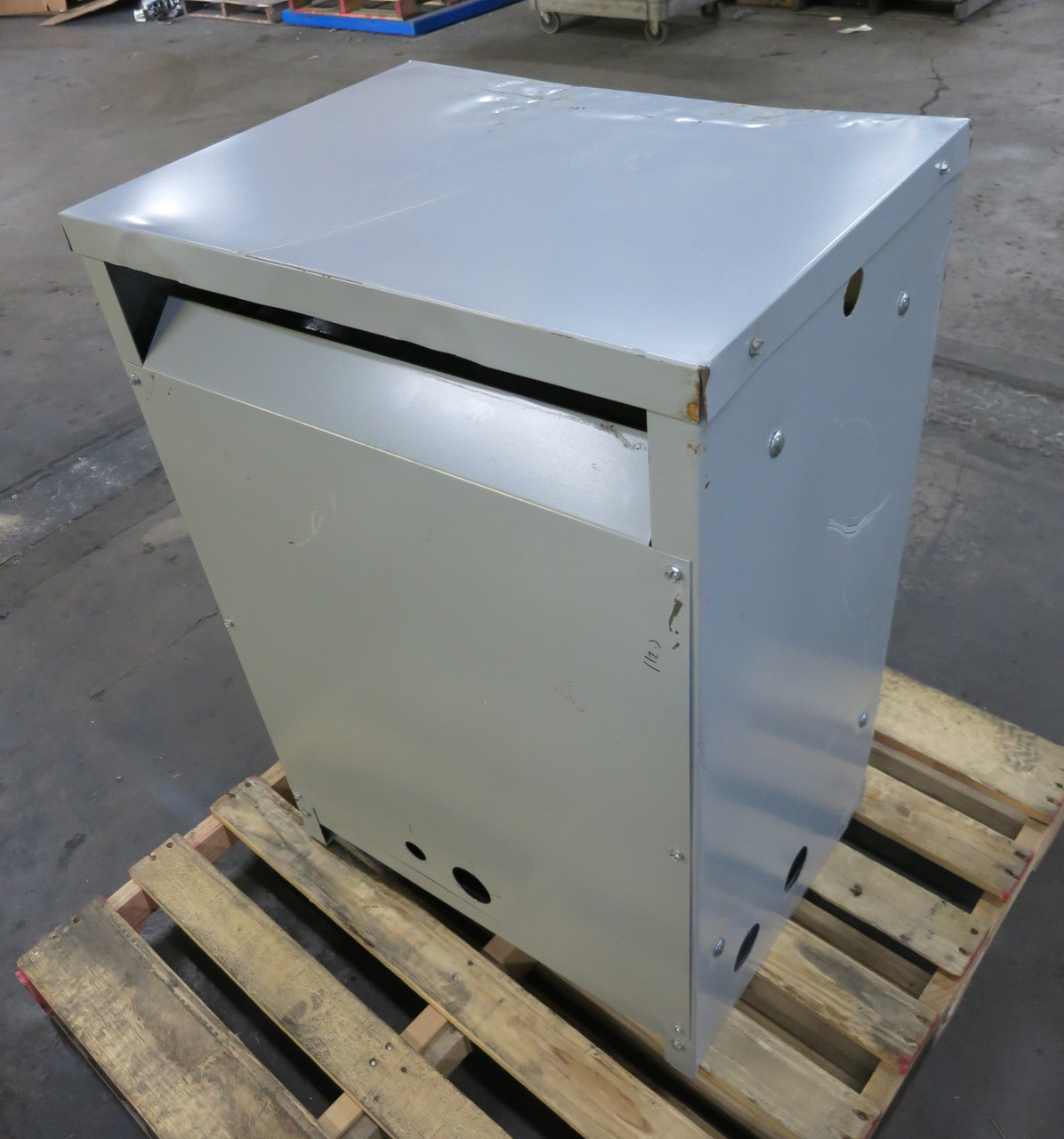 Westinghouse 112.5 kVA 480 Delta - 208Y/120 3PH Dry Type Transformer V48M28T12H (DW6768-1)
