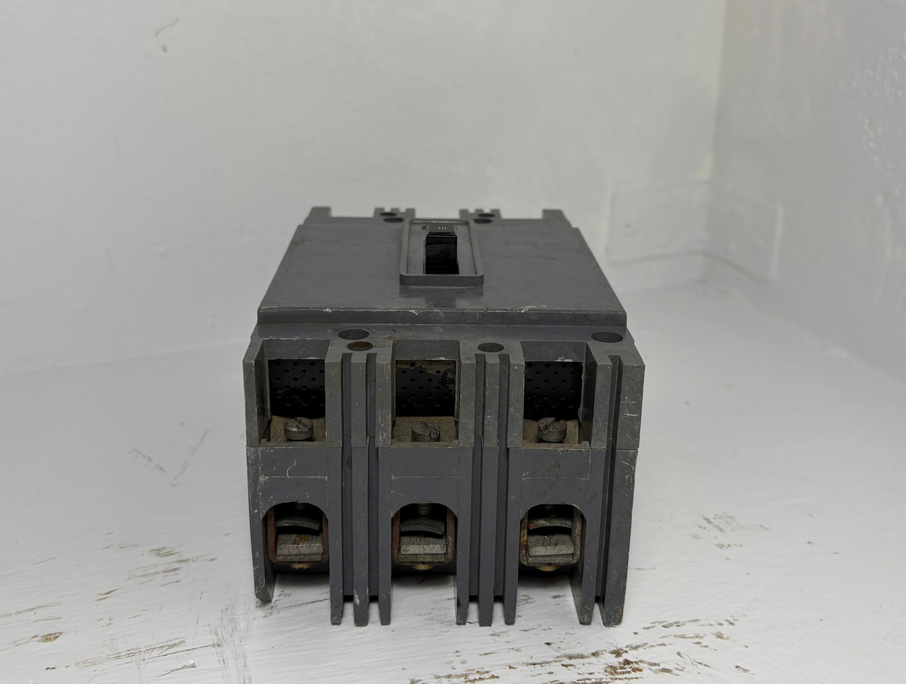 Westinghouse HFA3030V 30A Mark 75 AB De-Ion Circuit Breaker HFA HFA3030 chipped (EM5337-1)