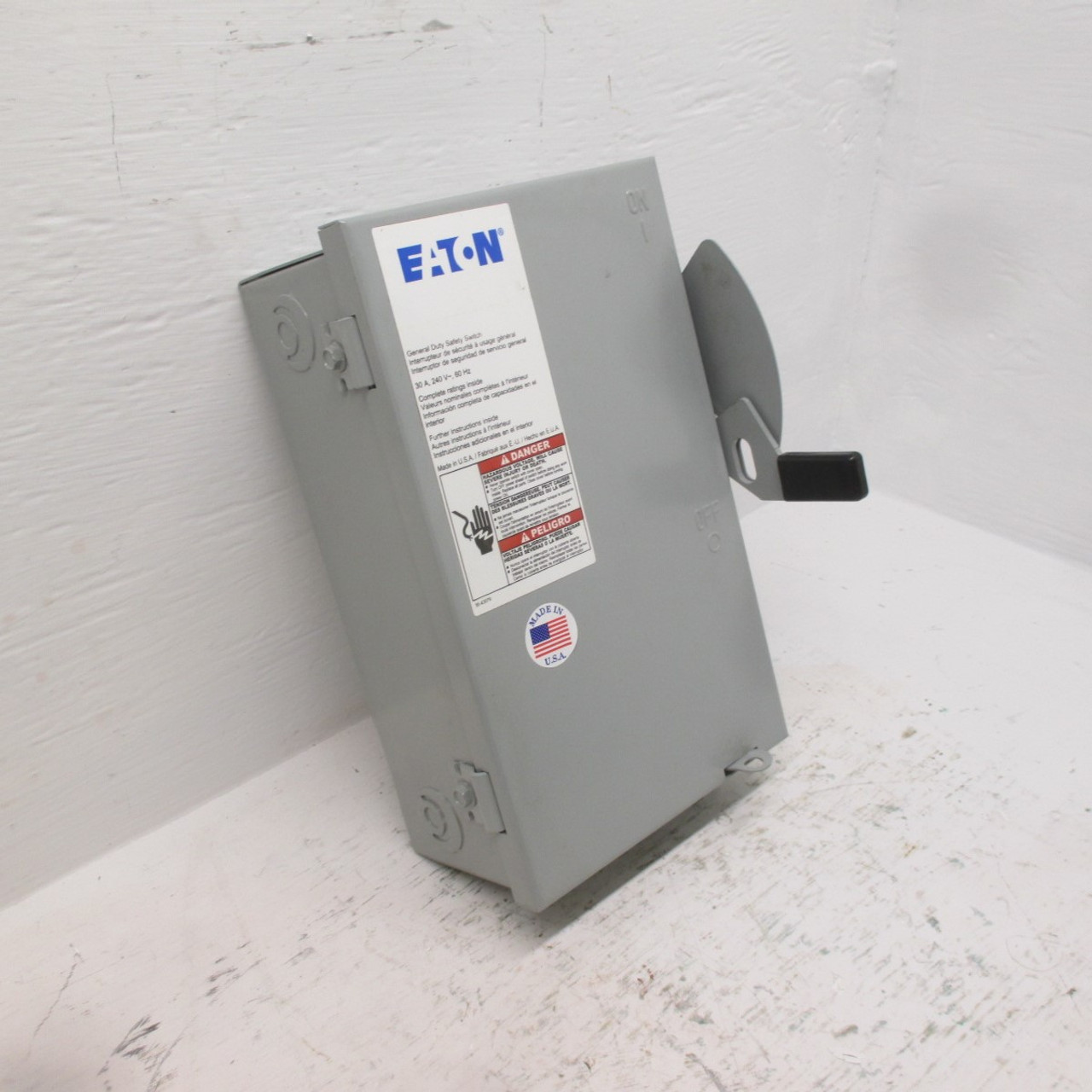 NEW Eaton DG221NGB 30A Fusible General Duty Safety Switch 30 Amp 240V 1PH 2P NIB (AH0335-8)