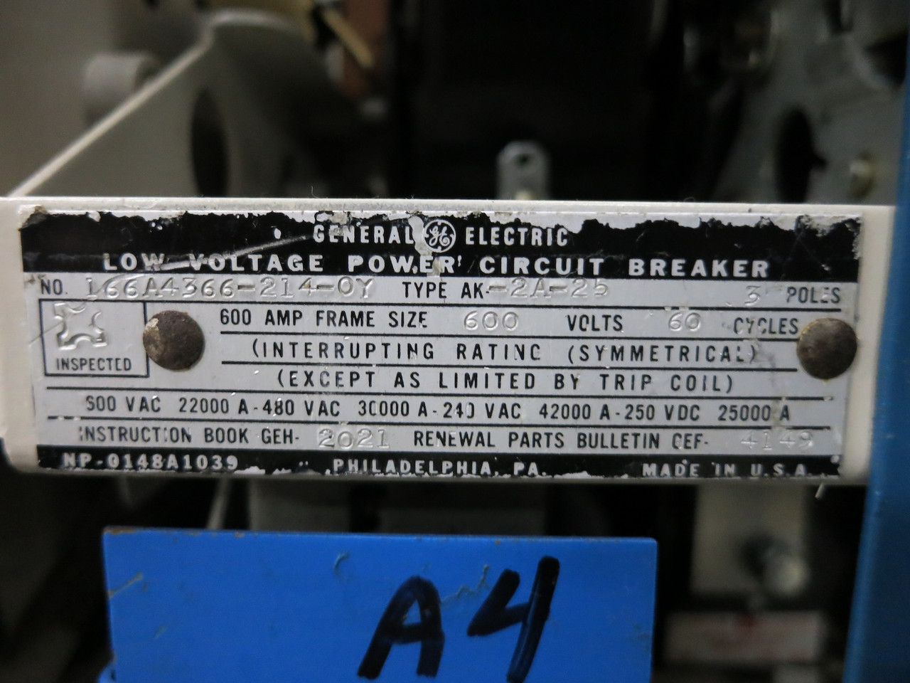 GE 4000A AKD-5 Switchgear AKU Breaker Panel 480V 3W 4000 Amp 7x 600A Breakers (DW6864-1)
