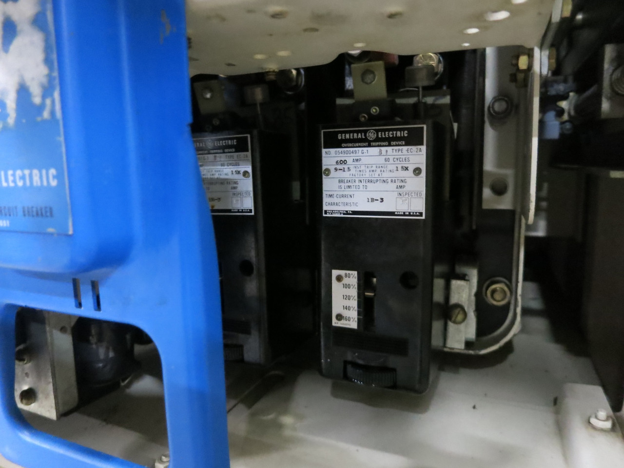 GE 4000A AKD-5 Switchgear AKU Breaker Panel 480V 3W 4000 Amp 7x 600A Breakers (DW6864-1)