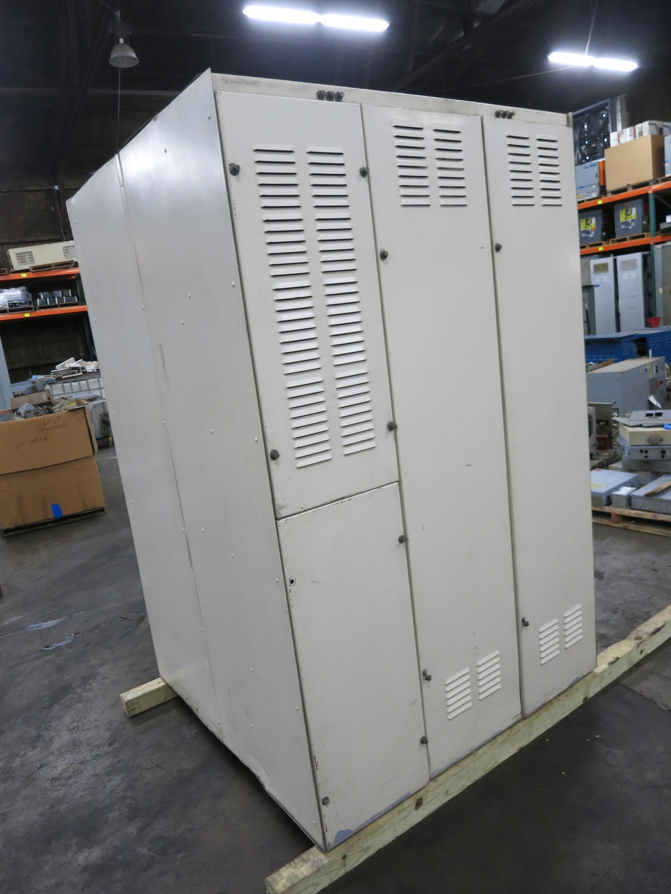 GE 4000A AKD-5 Switchgear AKU Breaker Panel 480V 3W 4000 Amp 7x 600A Breakers (DW6864-1)
