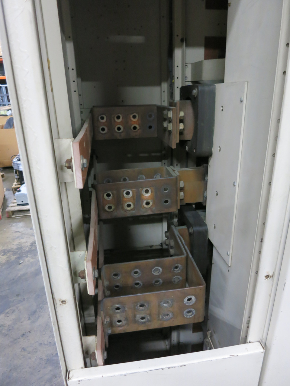 GE 4000A AKD-5 Switchgear AKU Breaker Panel 480V 3W 4000 Amp 7x 600A Breakers (DW6864-1)