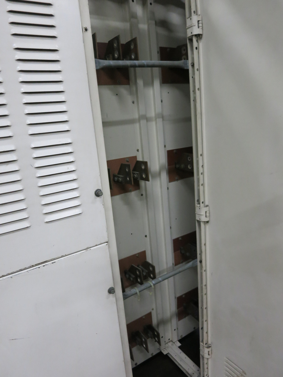 GE 4000A AKD-5 Switchgear AKU Breaker Panel 480V 3W 4000 Amp 7x 600A Breakers (DW6864-1)