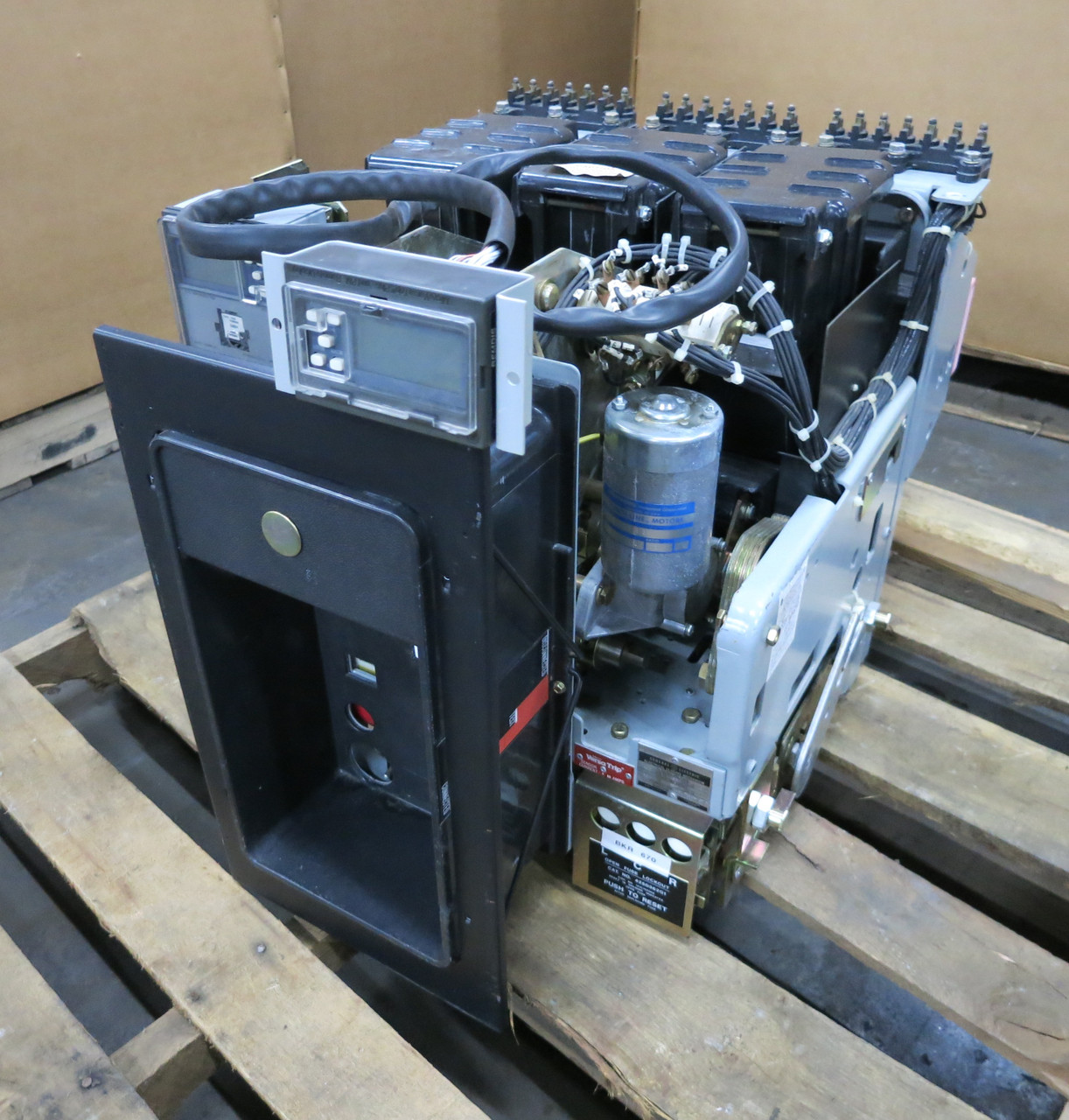 GE AKRU-10D-30 800A Fused Air Circuit Breaker LSI Trip Unit A208LSI 800 Amp EO (DW6914-1)