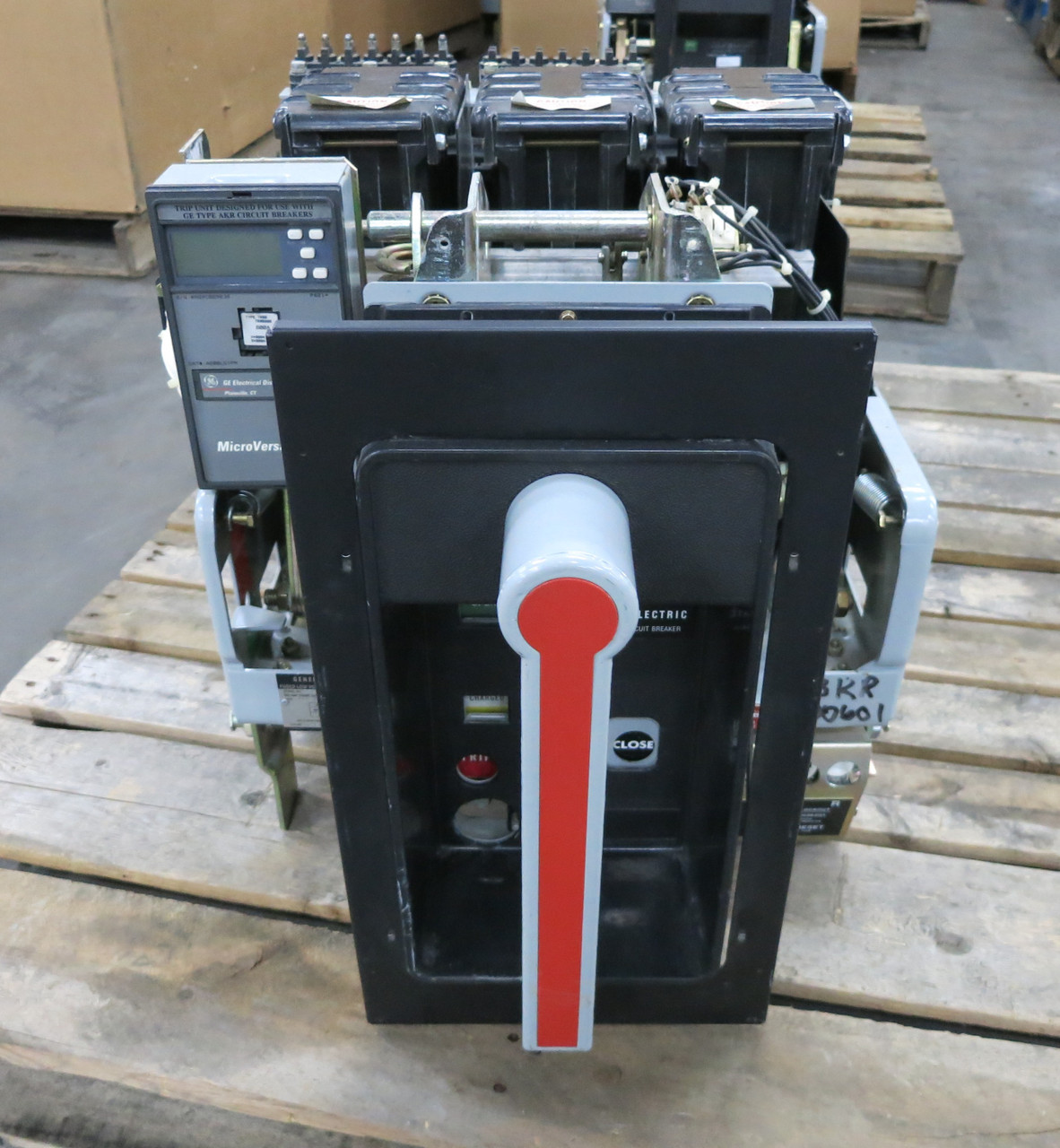 GE AKRU-10D-30 800A Fused Air Circuit Breaker LSI Trip Unit A208LSIPM 800 Amp MO (DW6913-1)