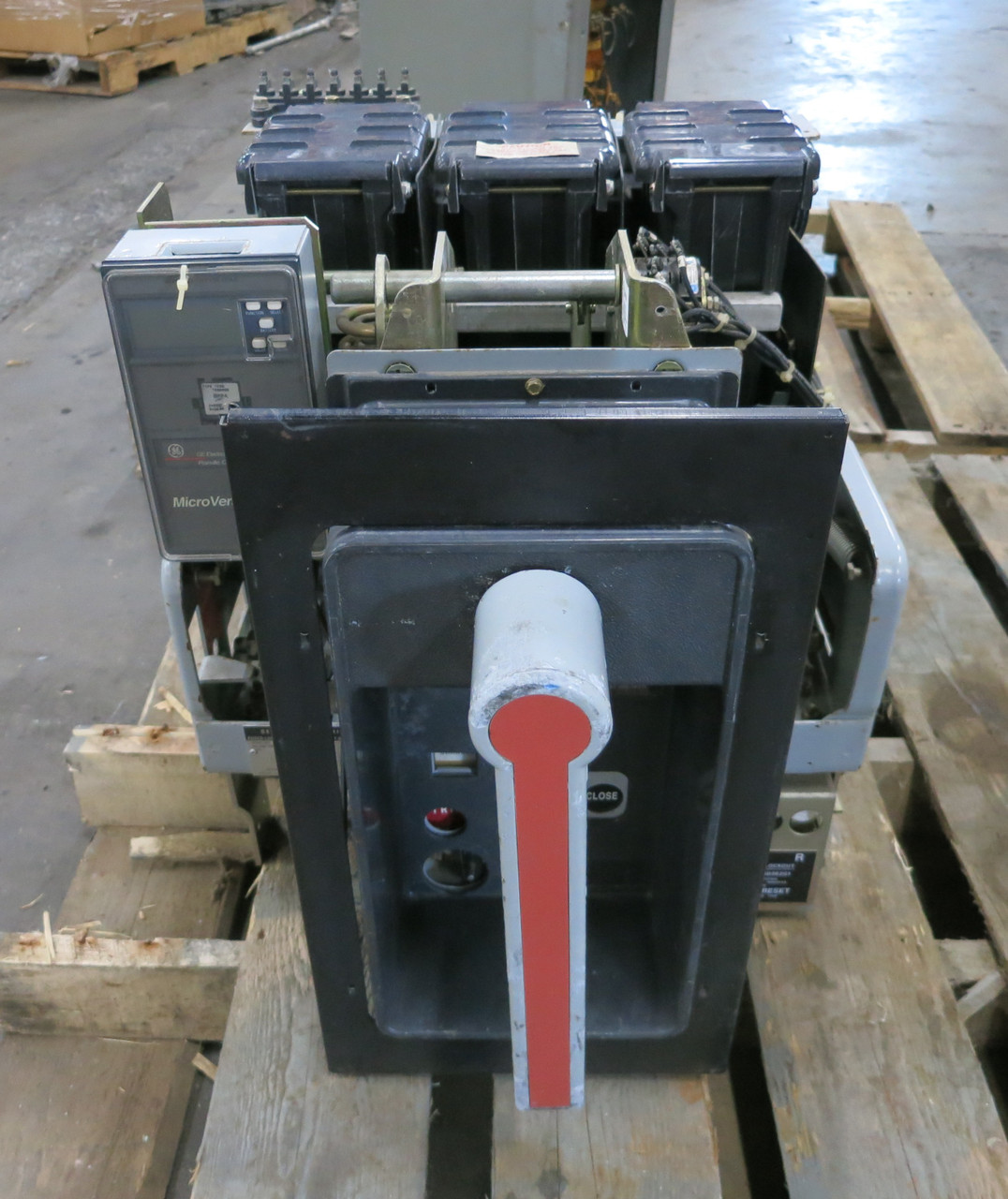 GE AKRU-10D-30 800A Fused Air Circuit Breaker LSI Trip Unit A208LSIMR 800 Amp MO (DW6931-1)