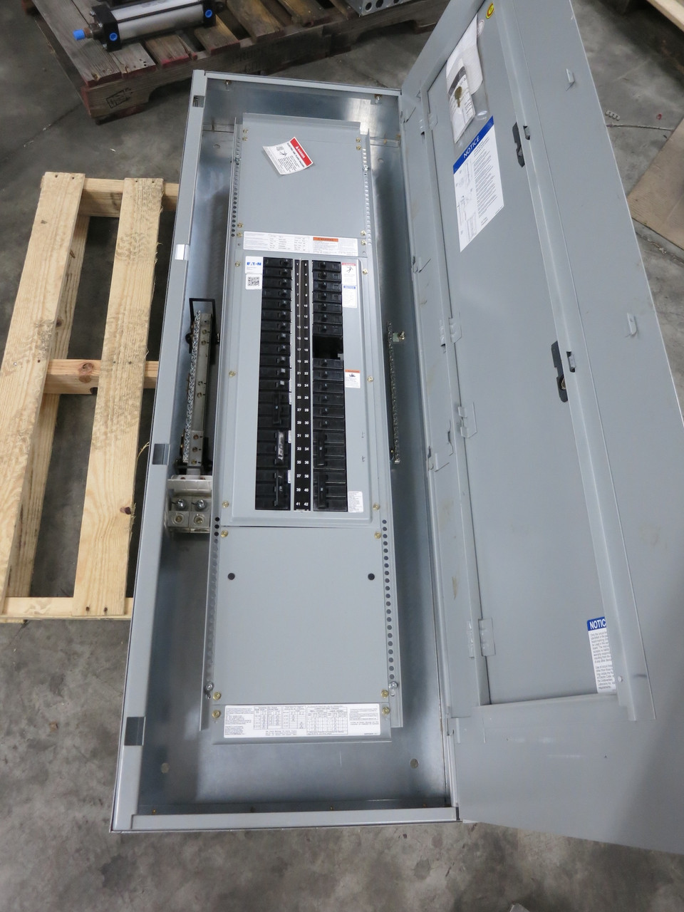 NEW Eaton PRL1a 400A 208/120V MLO Breaker Panel Board 3PH 4W 400 Amp 208Y (DW6988-1)