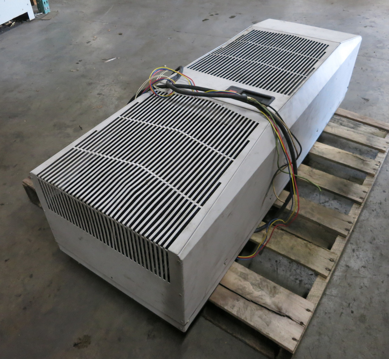 McLean G520826G050 Electronic Enclosure Air Conditioner 7300/8200 BTU 230V 1PH (DW7129-1)