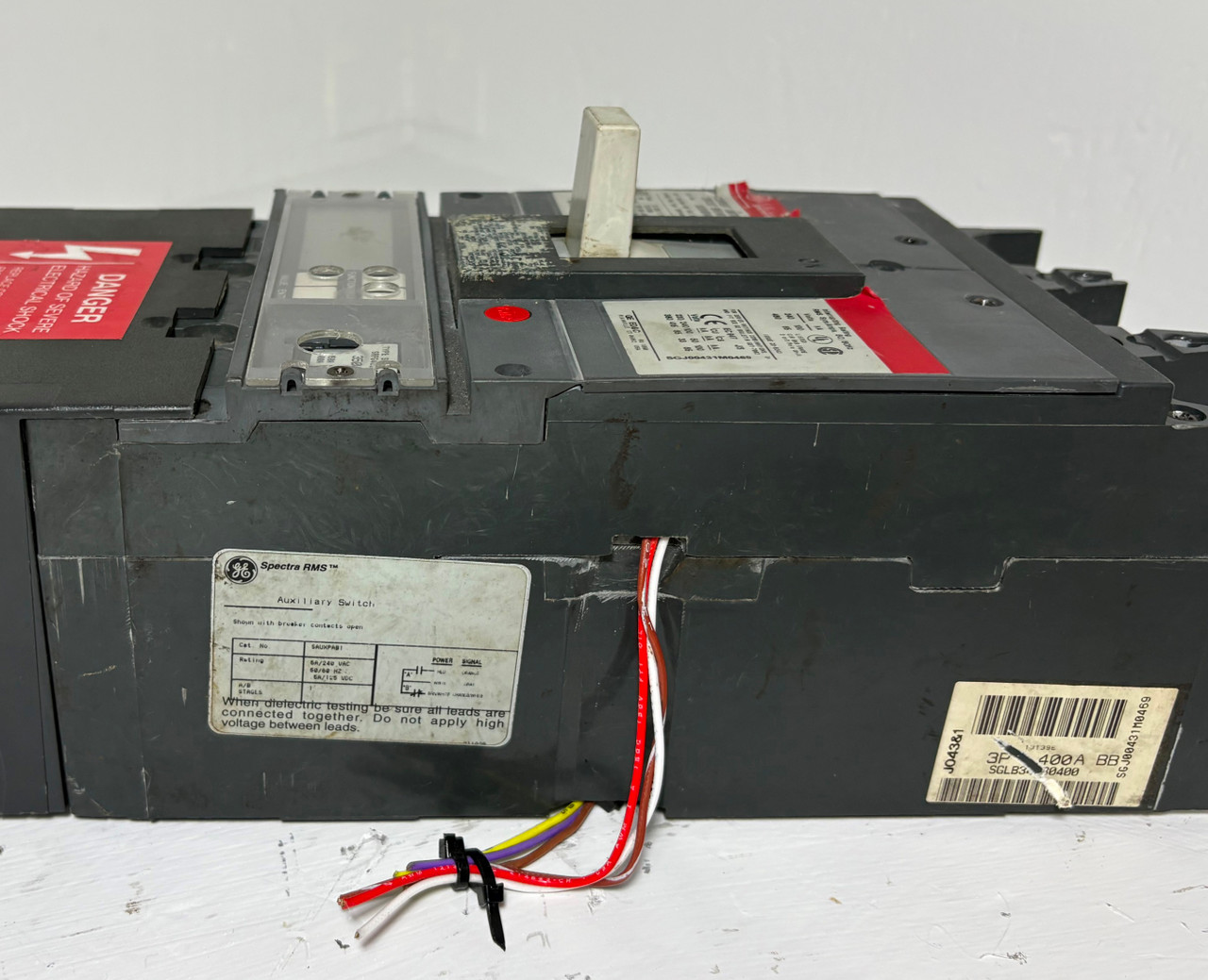 GE SGLB34BB0400 400A Spectra Circuit Breaker w/ 350 Amp Plug & Aux 3P bad label (EM5491-1)