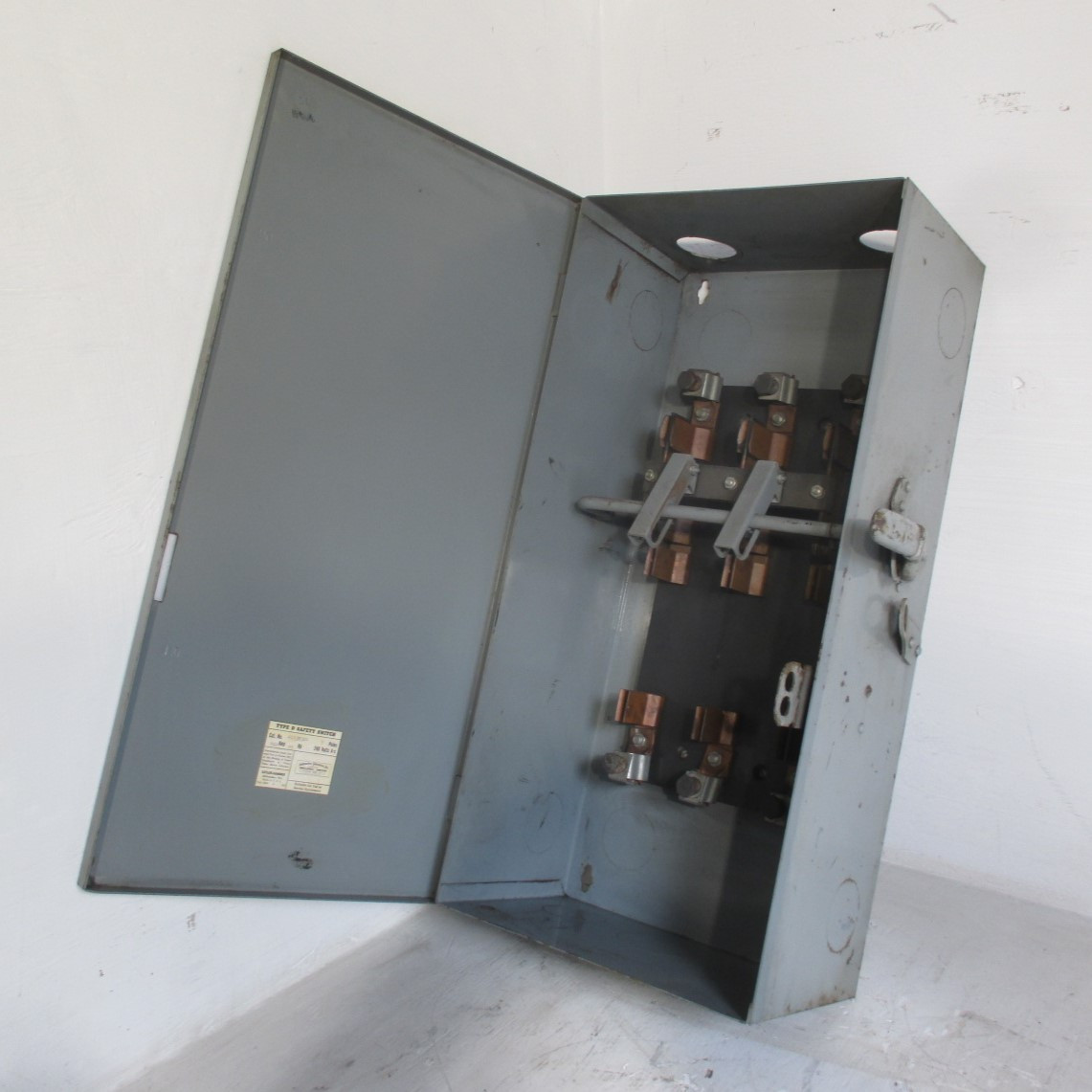 Cutler Hammer 4143H304 200A 240V 3P Fusible 3PH Safety Disconnect Switch 200 Amp (AH0592-1)